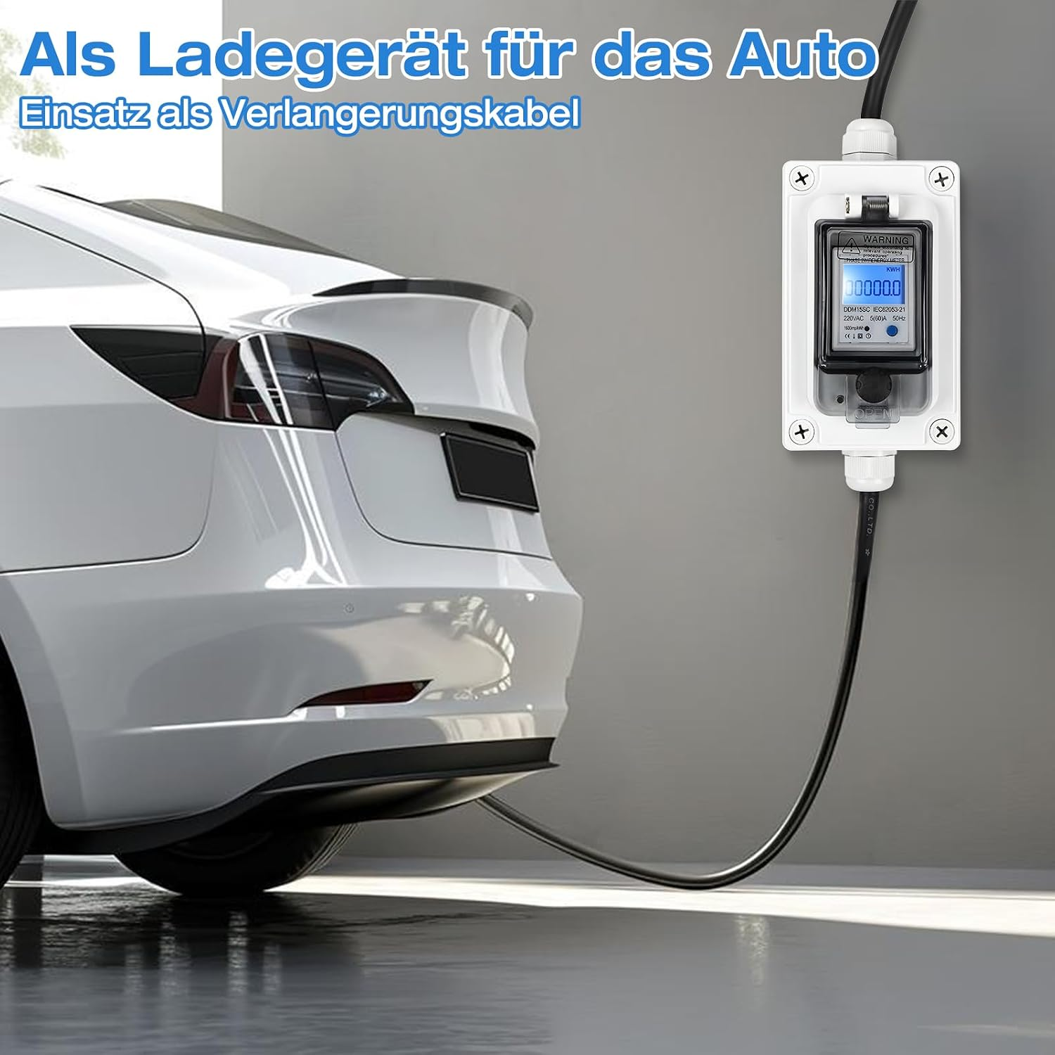Ein weißes Auto lädt über ein schwarzes Kabel an einer wandmontierten Digitalzählerbox mit deutschen Texten.