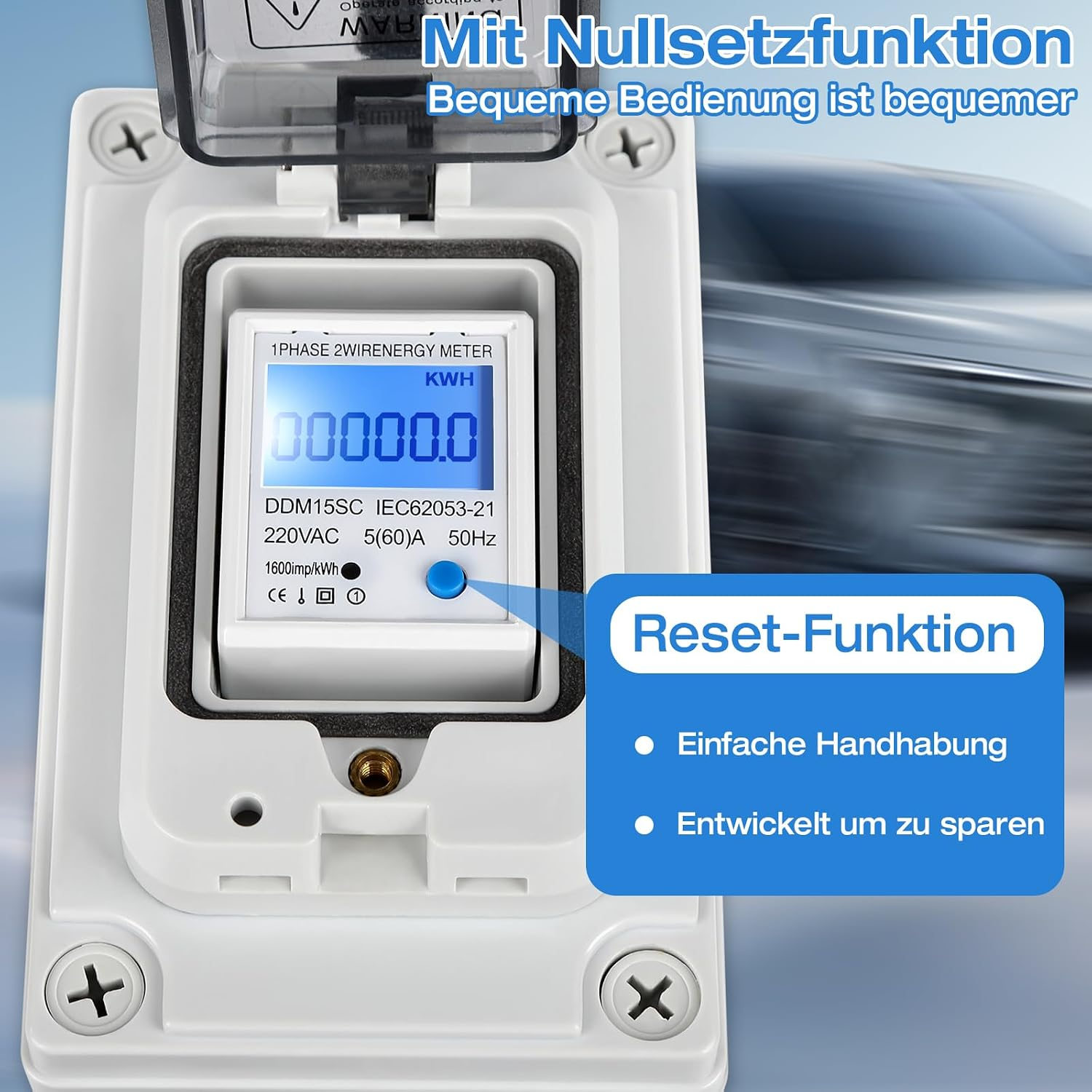 Ein weißer digitaler Energiezähler mit einem blauen Reset-Knopf in einem Schutzgehäuse.