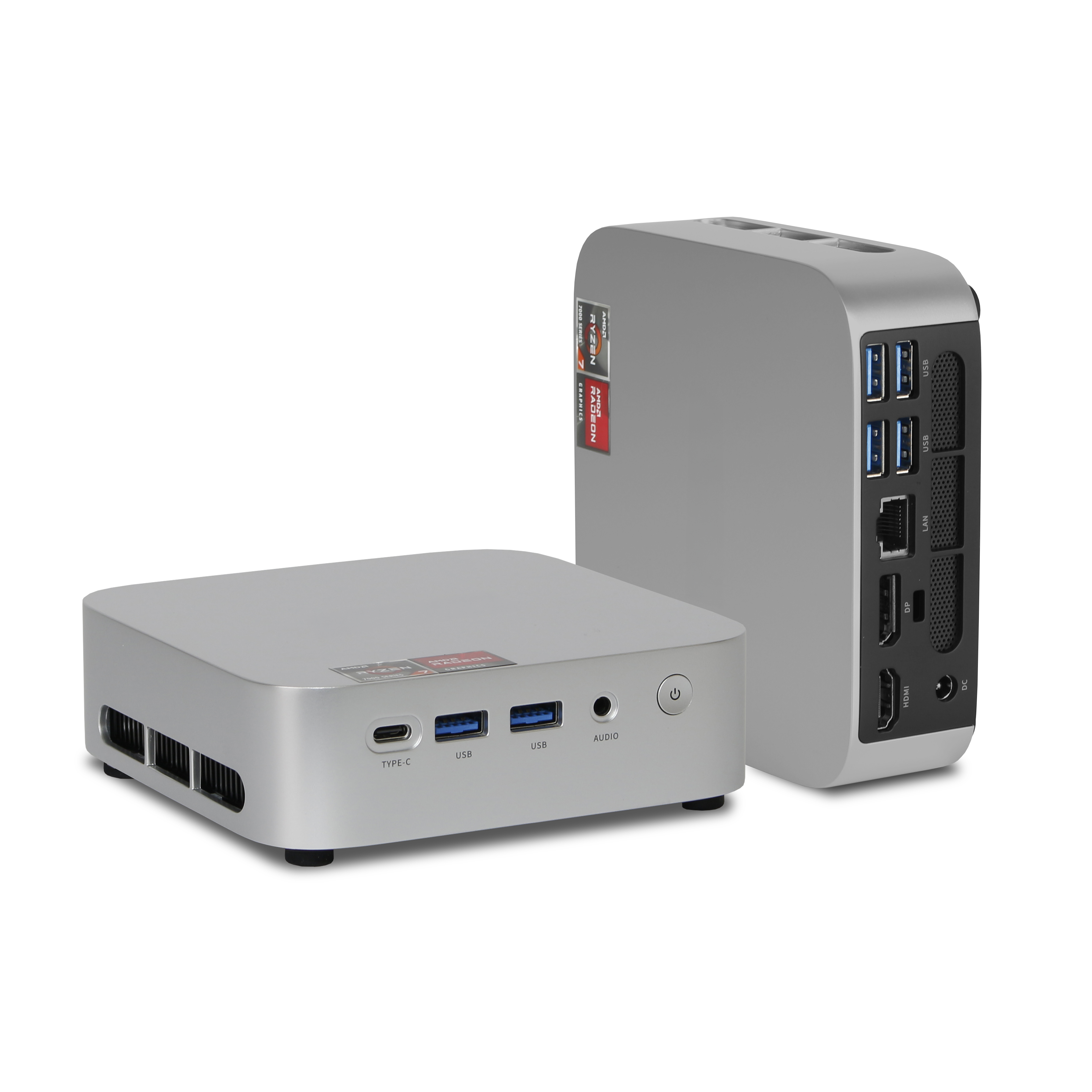 Zwei silberne Mini-PCs mit Anschlüssen und Ryzen-Logo auf weißem Hintergrund.