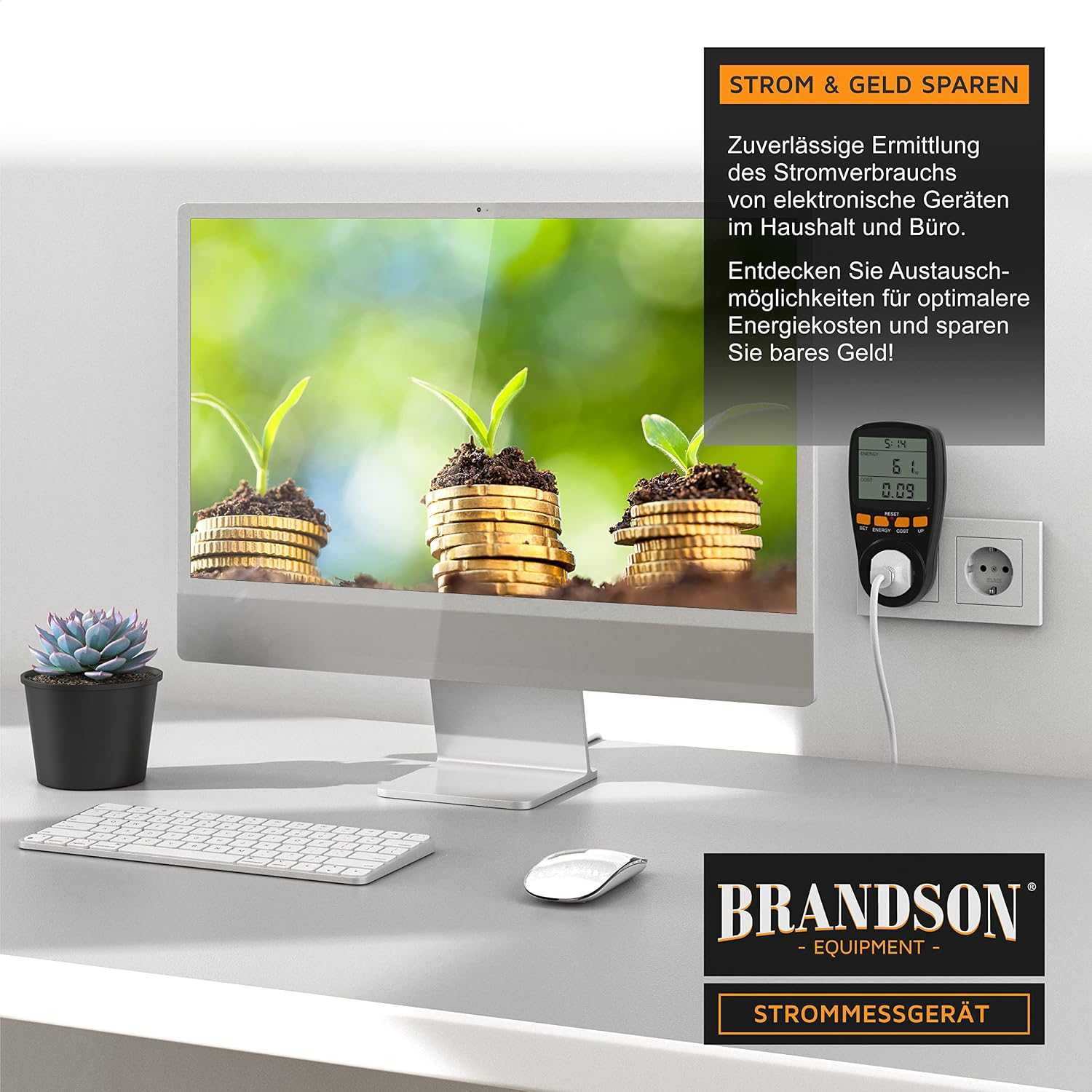 Ein Energiemessgerät steckt in einer Wandsteckdose neben einem Monitor mit Münzstapeln auf dem Bildschirm.