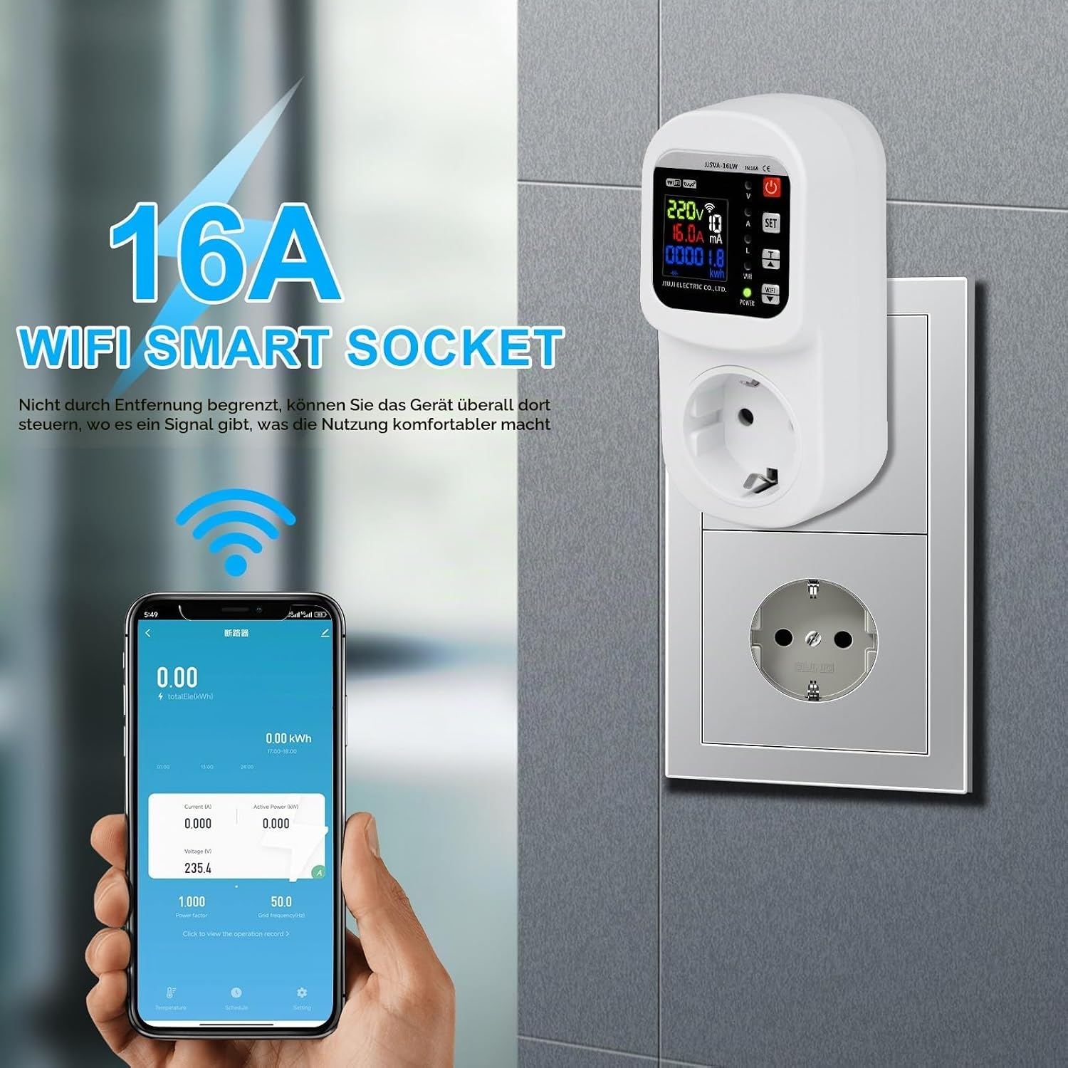 Eine weiße WLAN-Steckdose steckt in einer Wanddose, daneben hält eine Hand ein Smartphone mit Energie-App.