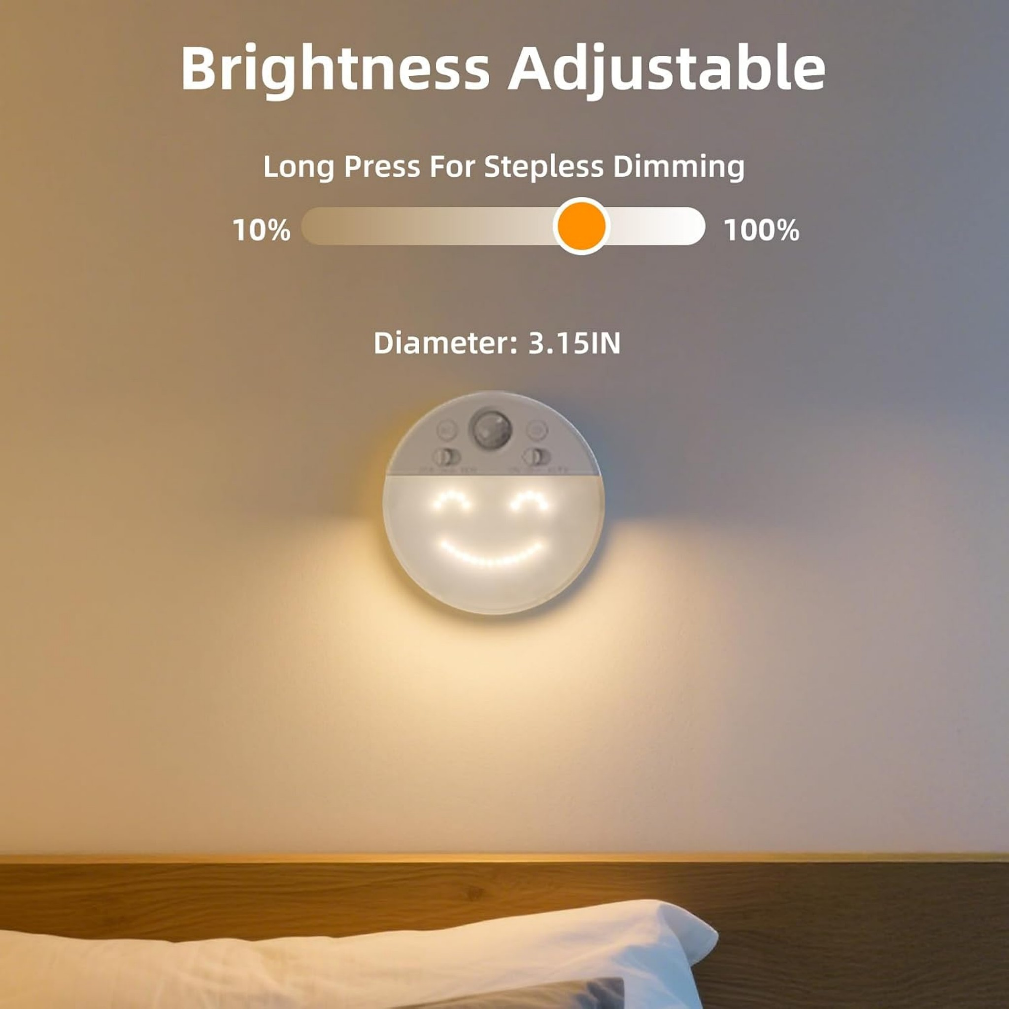 Ein rundes, lächelndes LED-Nachtlicht an einer Wand über einem Bett mit Dimmfunktion.