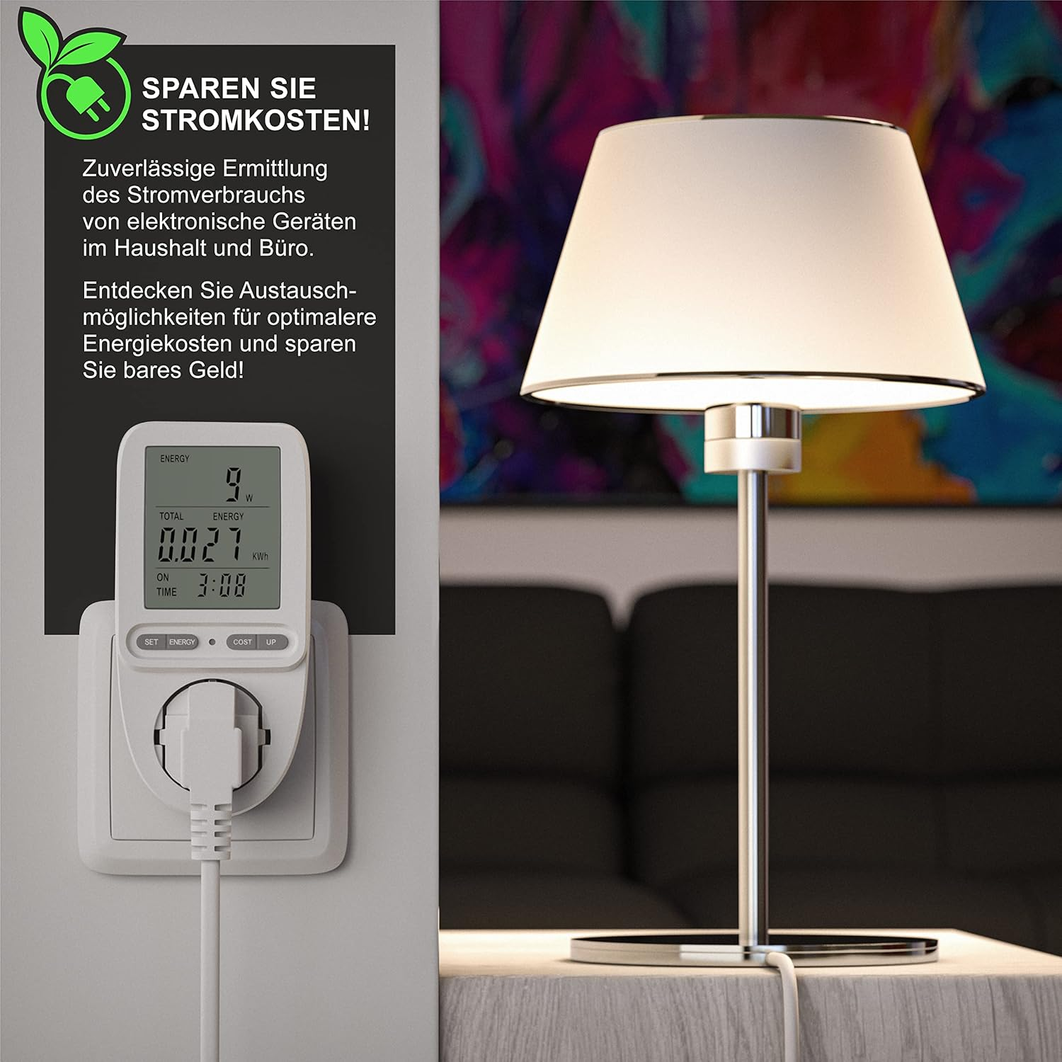Ein Energiezähler in einer Steckdose neben einer Schreibtischlampe, mit deutschem Werbetext links.