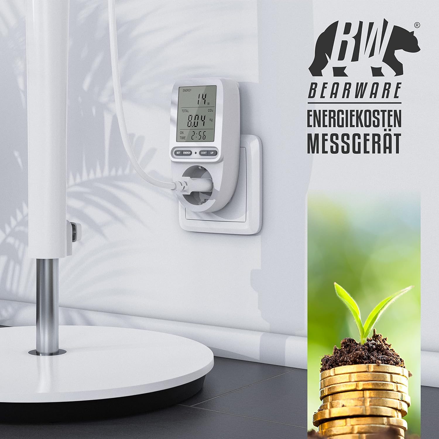 Ein weißes Energiemessgerät steckt in einer Wandsteckdose, daneben Text und ein Bild von Geldmünzen mit Pflanze.