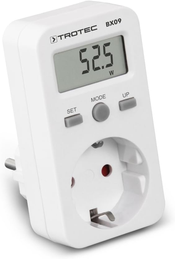 Weißes Trotec BX09 Energiekostengerät zeigt 52,5 W auf dem digitalen Display über einer Steckdose.