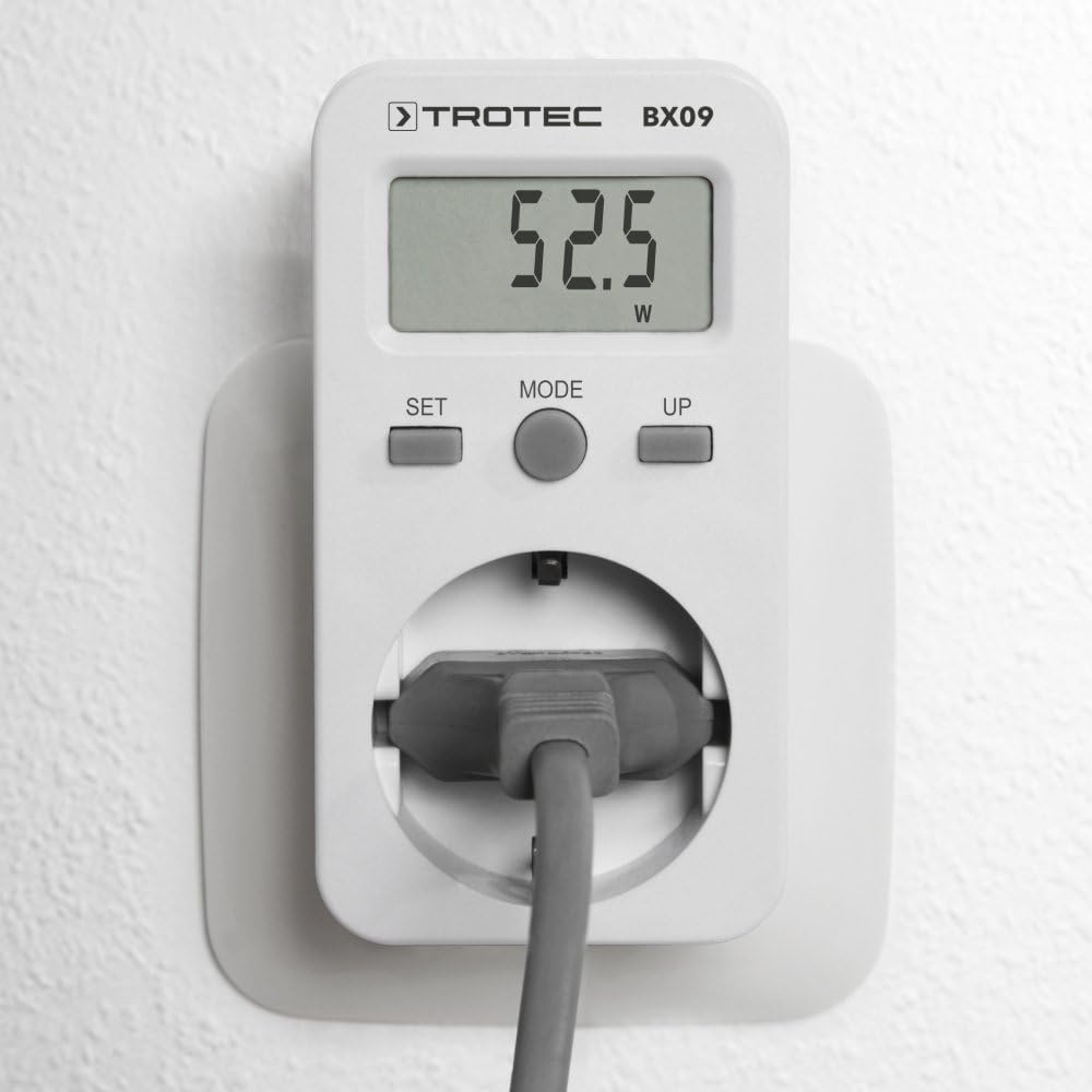 Ein weißes Trotec BX09 Energiemessgerät steckt in einer Steckdose und zeigt 52.5 W an.
