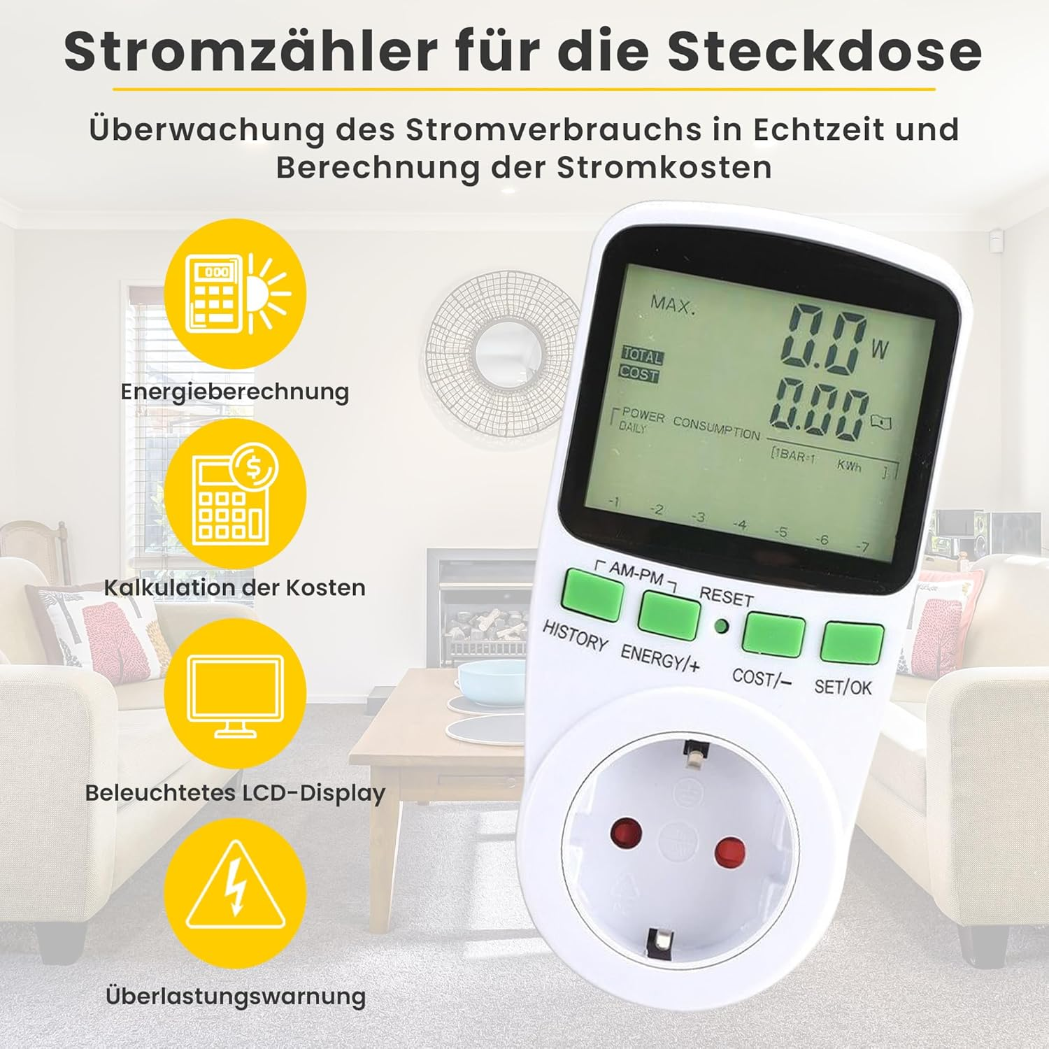Ein weißer Stromzähler für die Steckdose mit LCD-Display zeigt Stromverbrauch und Kosten an, vor einem Wohnzimmer.
