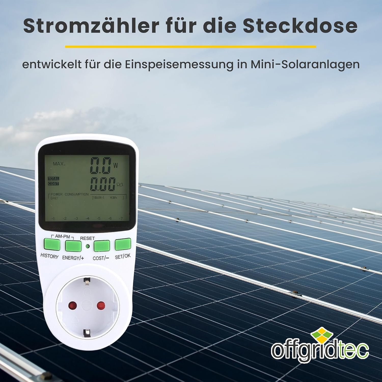 Ein weißer Stromzähler für Steckdosen vor einem Solaranlagen-Hintergrund mit deutscher Textbeschriftung.