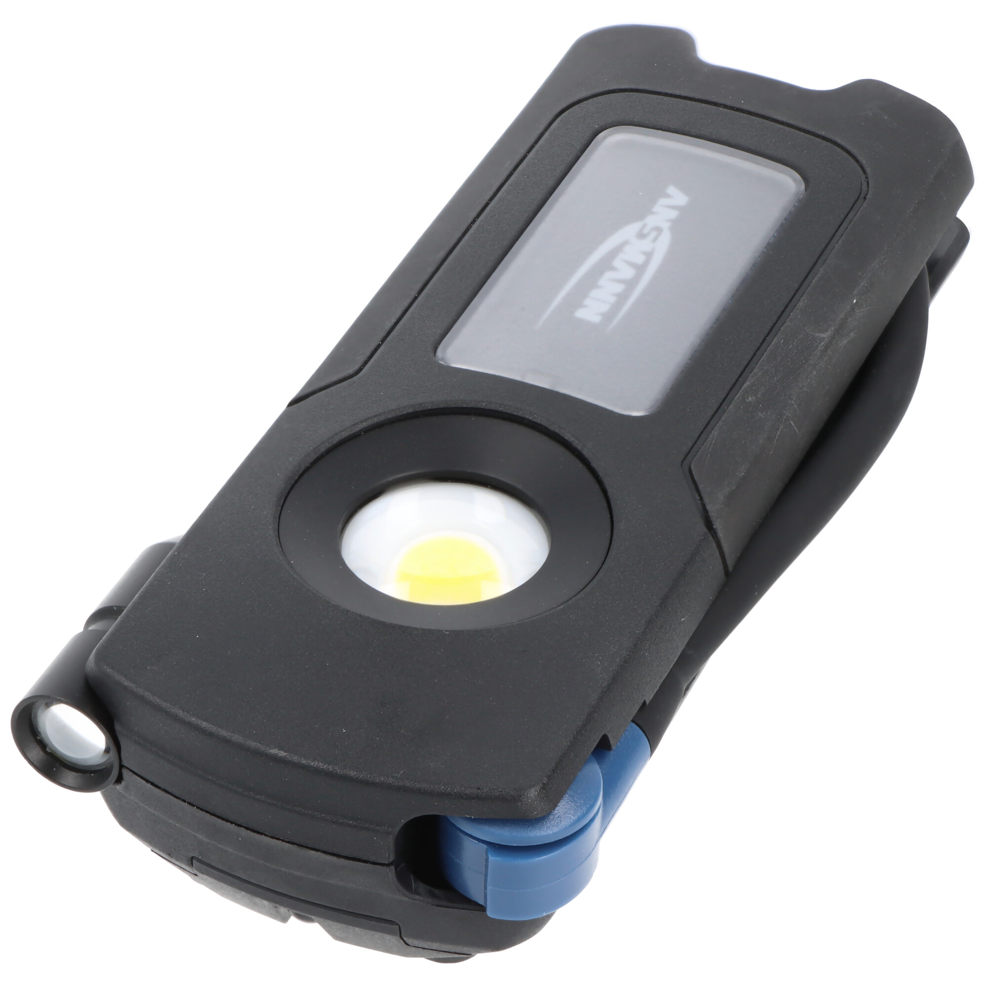 Eine kompakte, schwarze LED-Arbeitsleuchte mit Ansmann-Logo und einem blauen Klappelement auf weißem Hintergrund.