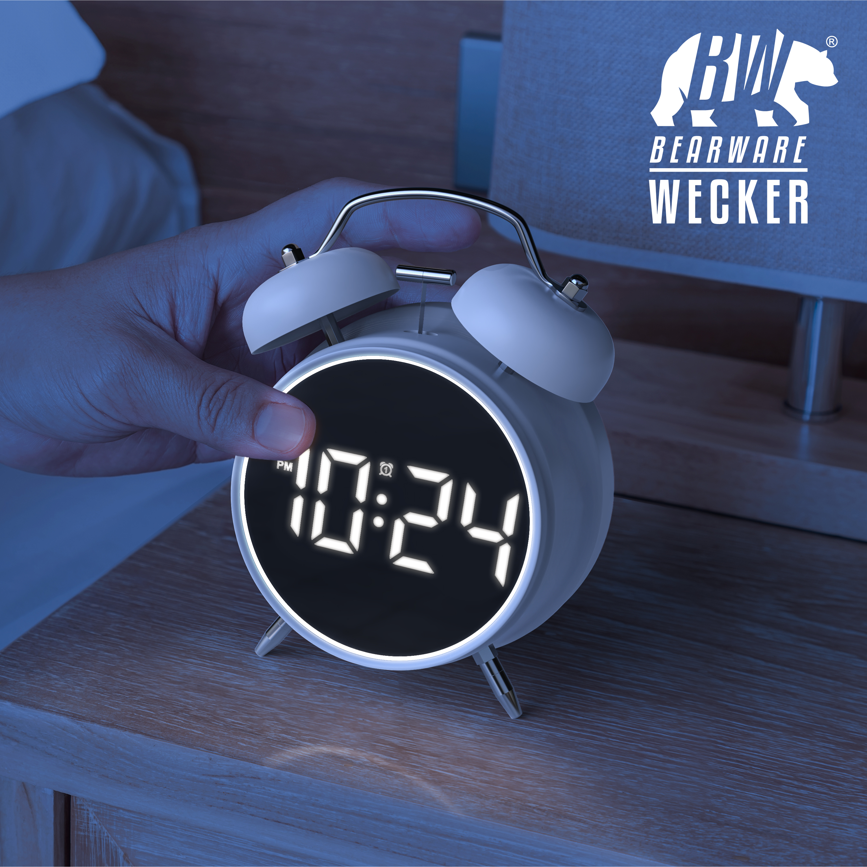 Eine Hand berührt einen runden, weißen Wecker mit digitaler Anzeige auf einem Nachttisch.
