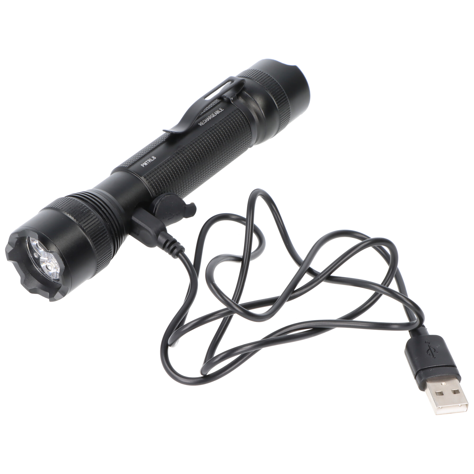 Eine schwarze Taschenlampe mit Clip ist mit einem langen schwarzen USB-Kabel auf einer weißen Oberfläche verbunden.