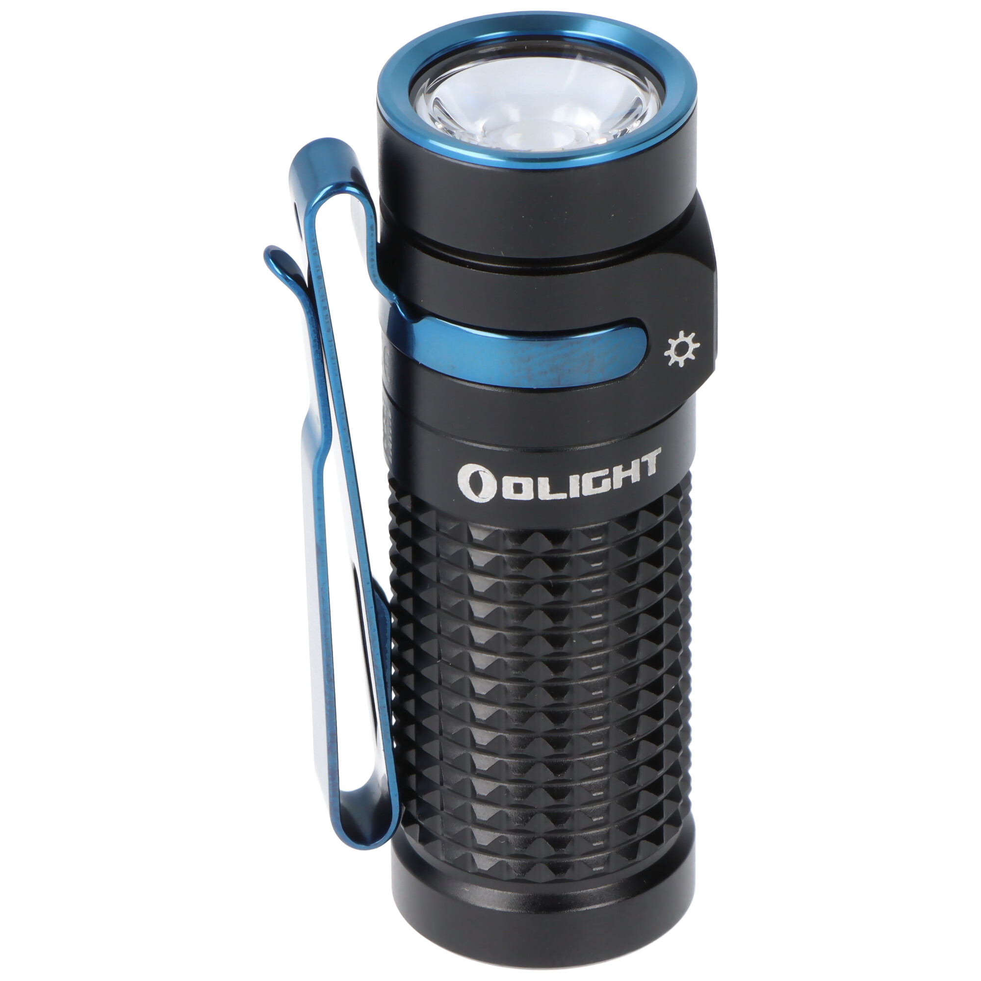 Eine kompakte, schwarze Olight-Taschenlampe mit blauen Akzenten und einem großen Taschenclip auf weißem Hintergrund.