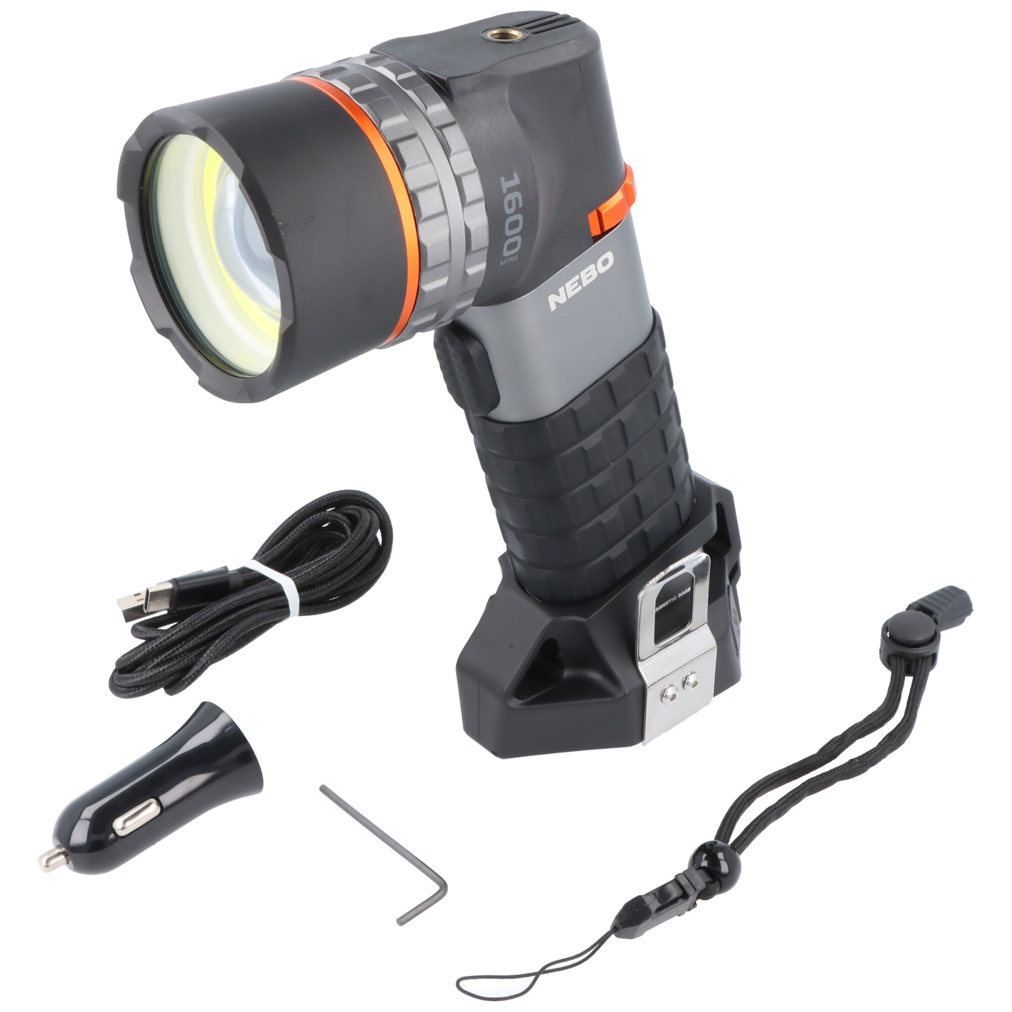 Eine schwarz-graue Nebo-Winkeltaschenlampe mit Ladekabel, Auto-Adapter, Inbusschlüssel und Handschlaufe auf weiß.