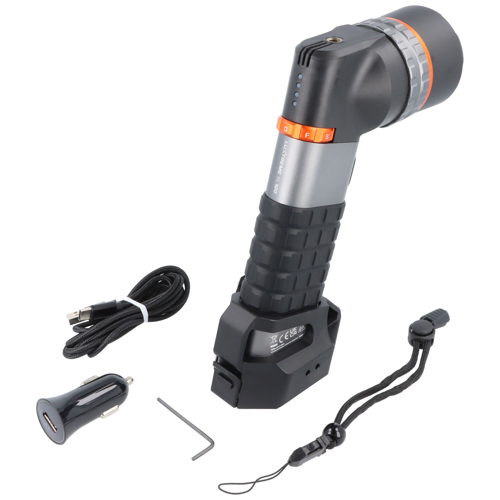Schwarze Taschenlampe mit Ladestation, USB-Kabel, Ladeadapter für Autos, Trageband und Inbusschlüssel auf weißem Grund.