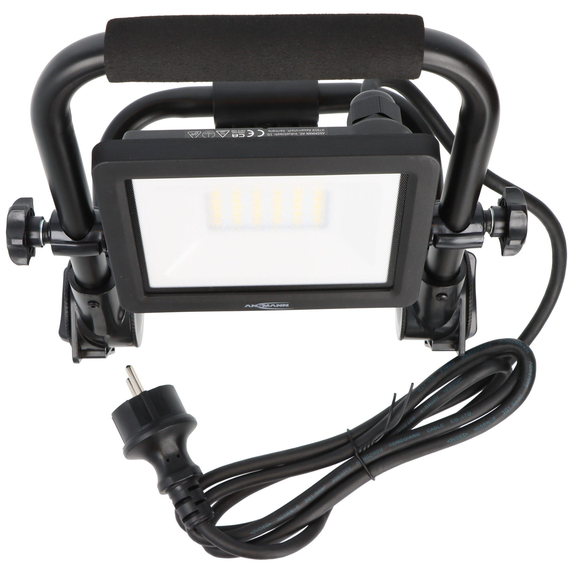 Eine schwarze tragbare LED-Arbeitsleuchte mit Ständer, Griff und Netzkabel mit Stecker.