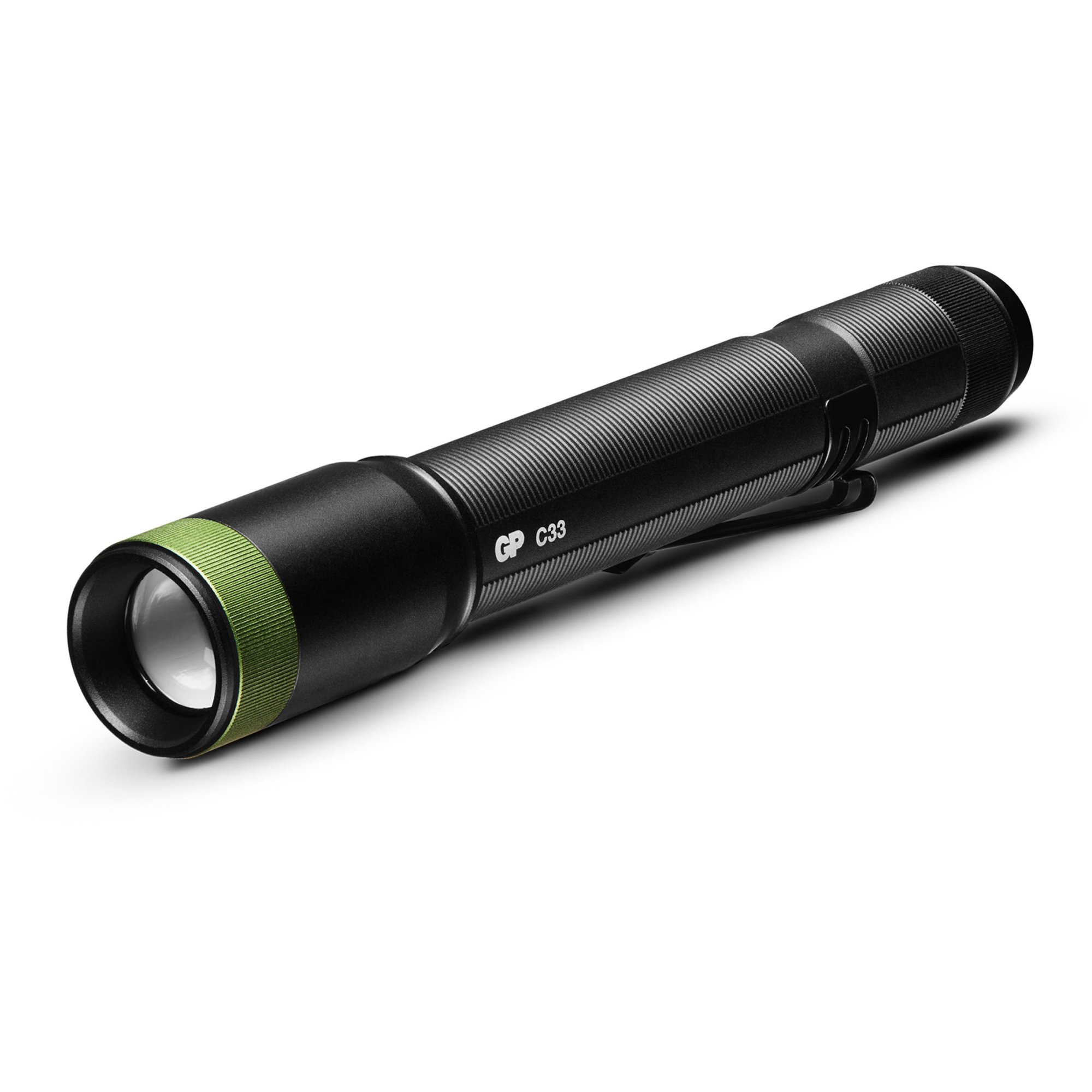 Schwarze GP C33 Taschenlampe mit grünem Ring vorne und Clip auf weißem Grund.