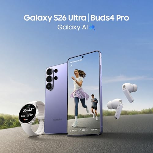 Samsung Galaxy S26 Ultra Smartphone, weiße Galaxy Watch, und Buds4 Pro vor blauem Himmel.