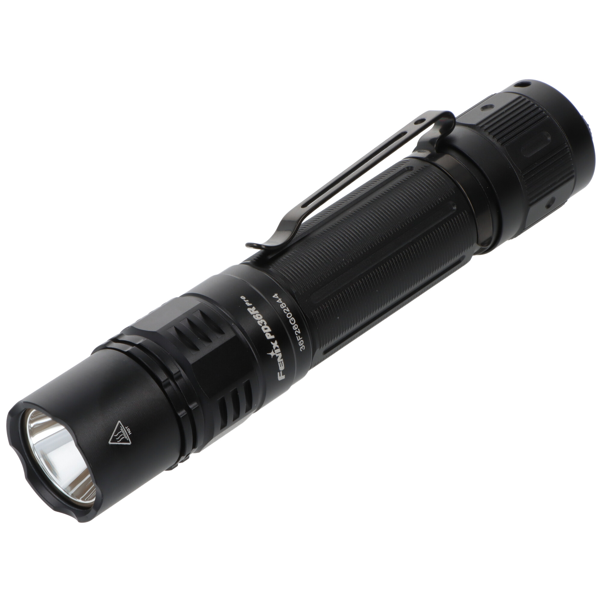 Eine schwarze Fenix PD36R Pro Taschenlampe mit Clip auf weißem Hintergrund.