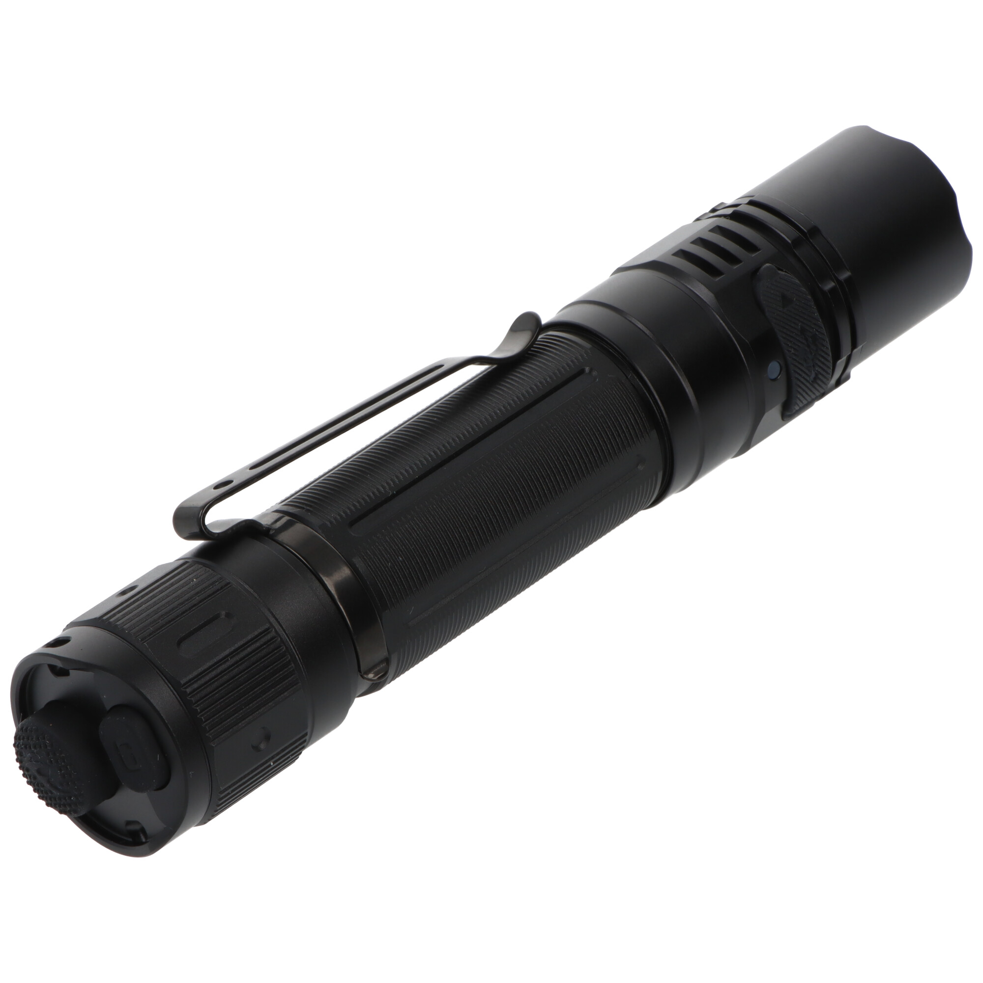 Eine kompakte, schwarze LED-Taschenlampe mit Clip auf weißem Hintergrund.