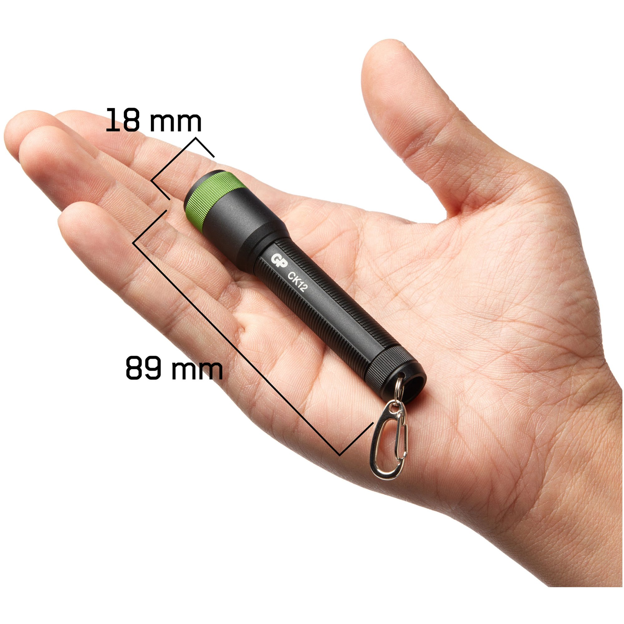 Eine kleine schwarze GP CK12 Taschenlampe mit grünem Ring in einer offenen Hand, Maße 18 mm und 89 mm.