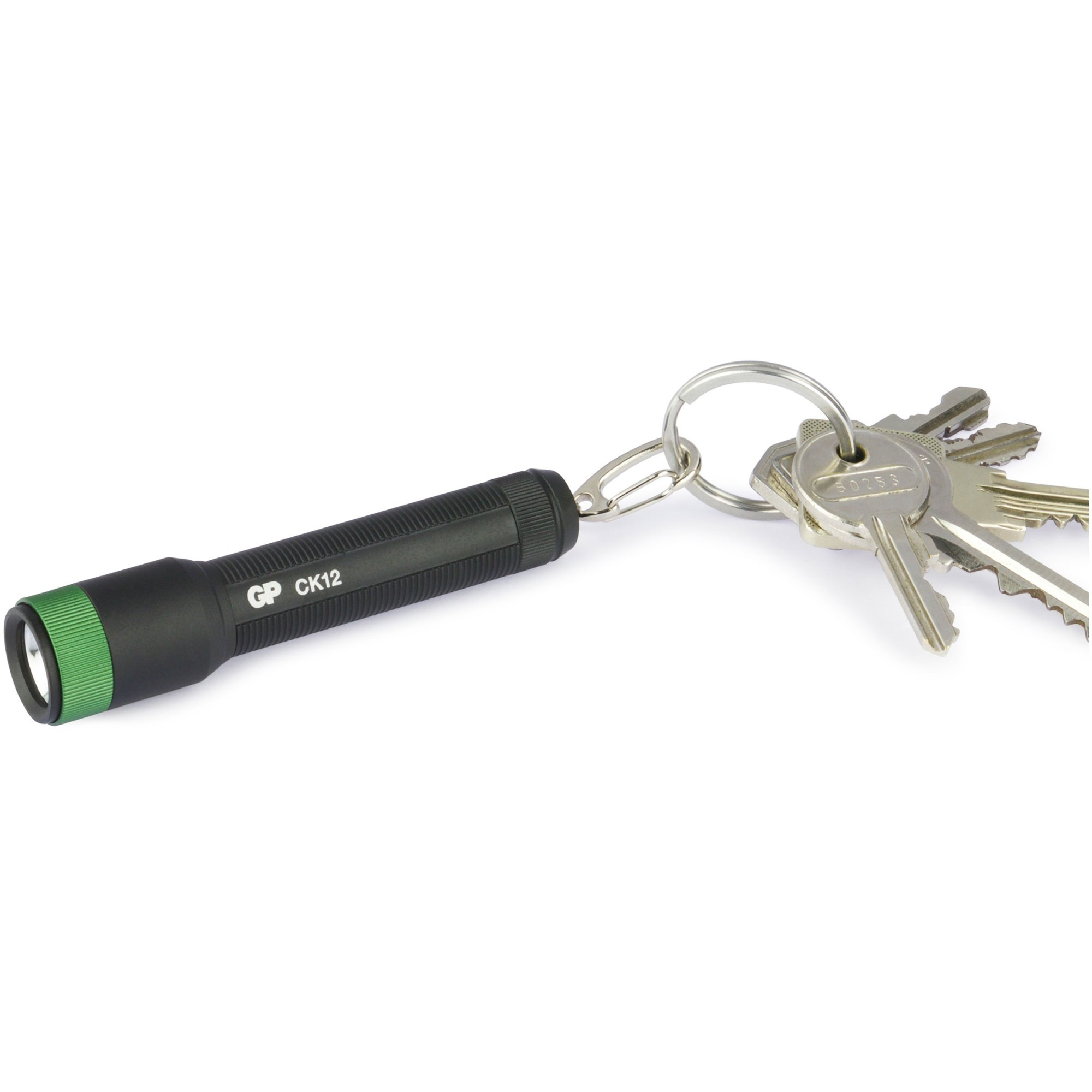 Eine schwarze GP CK12 Taschenlampe mit grünem Ring und ein Bund aus vier Schlüsseln hängen an einem Schlüsselring.