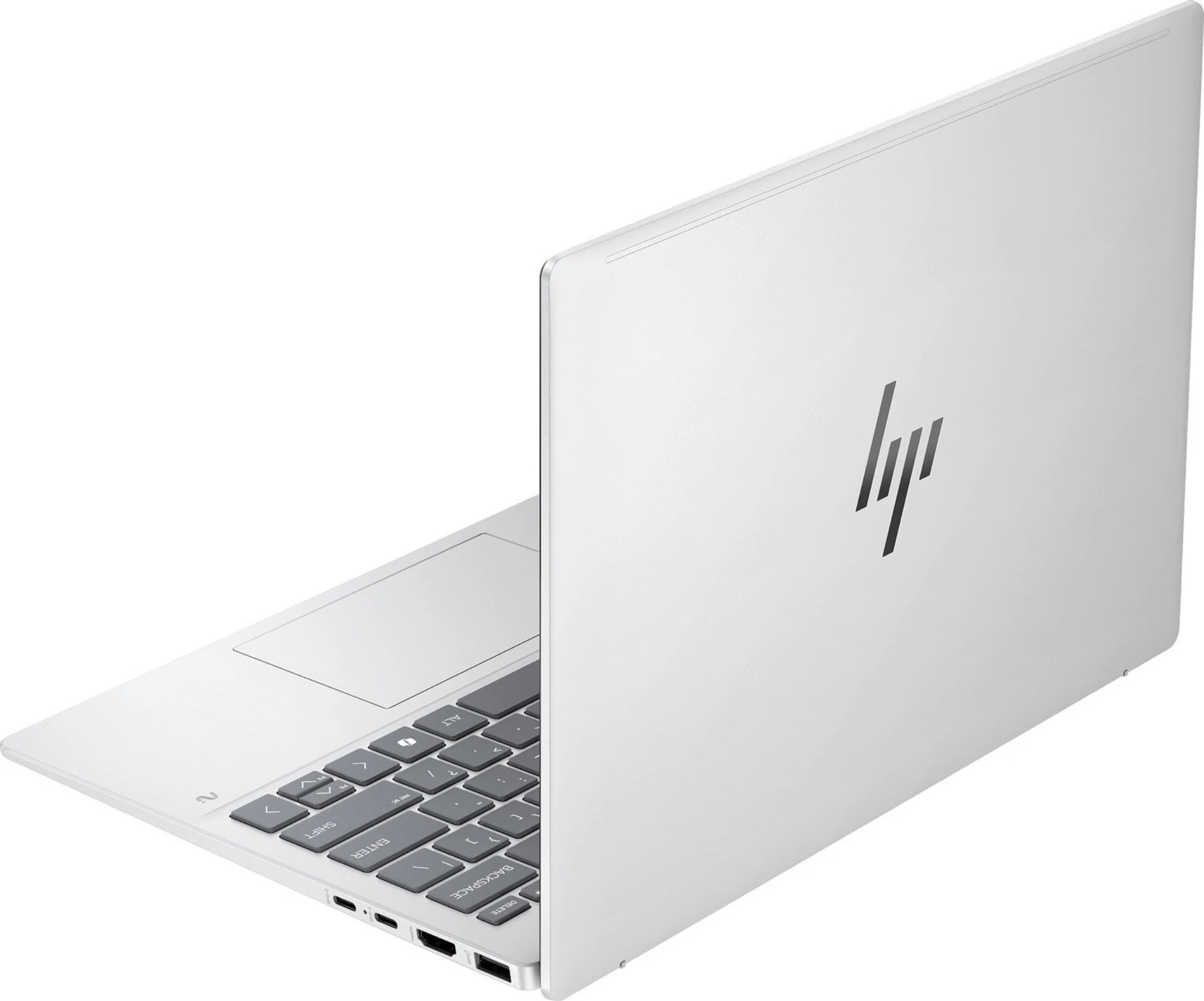Ein silberner HP-Laptop in schräger Ansicht zeigt Tastatur, Touchpad und Anschlüsse auf weißem Hintergrund.