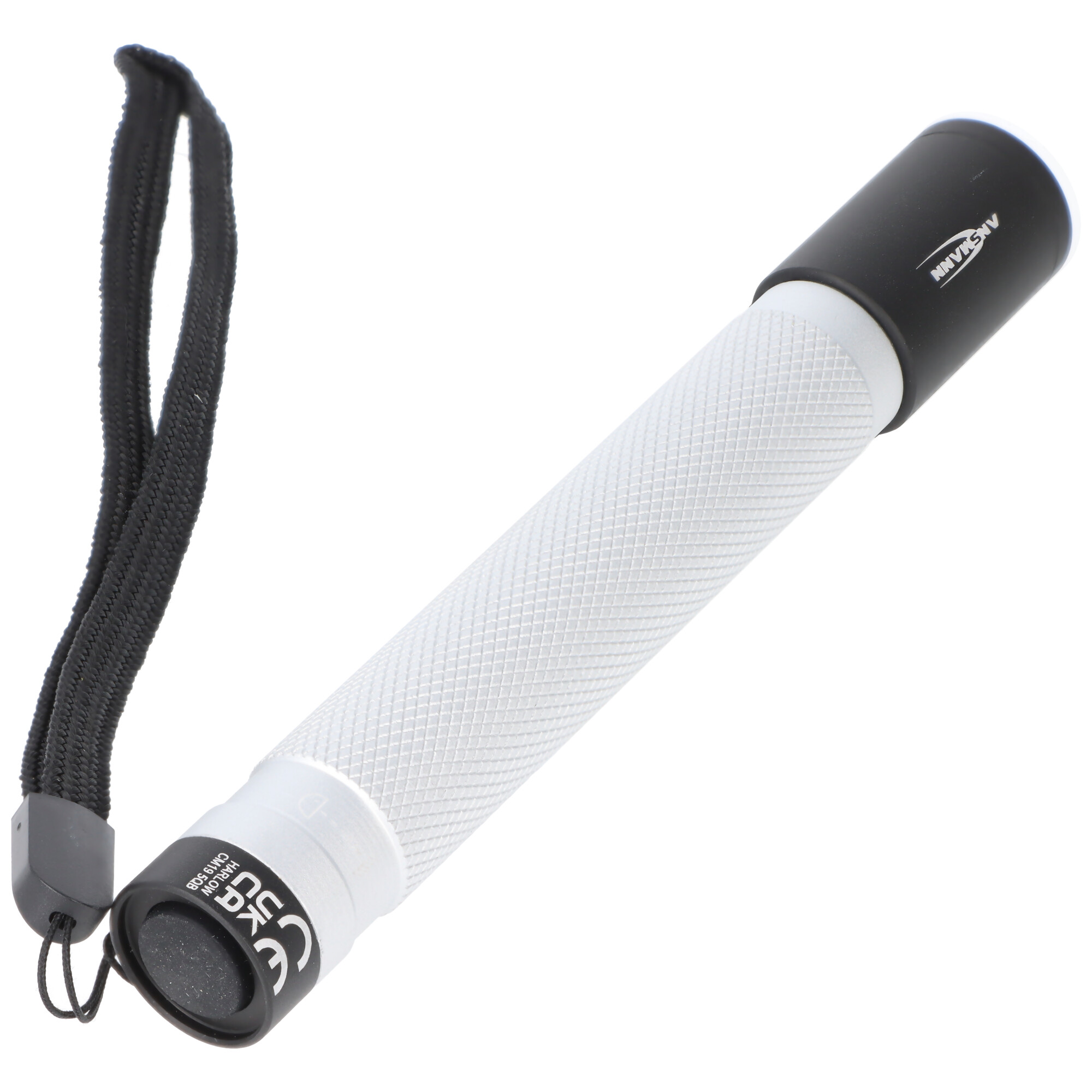 Eine silberne Ansmann-Taschenlampe mit schwarzer Kappe, geriffeltem Griff und schwarzem Schlüsselband auf weiBem Hintergrund.