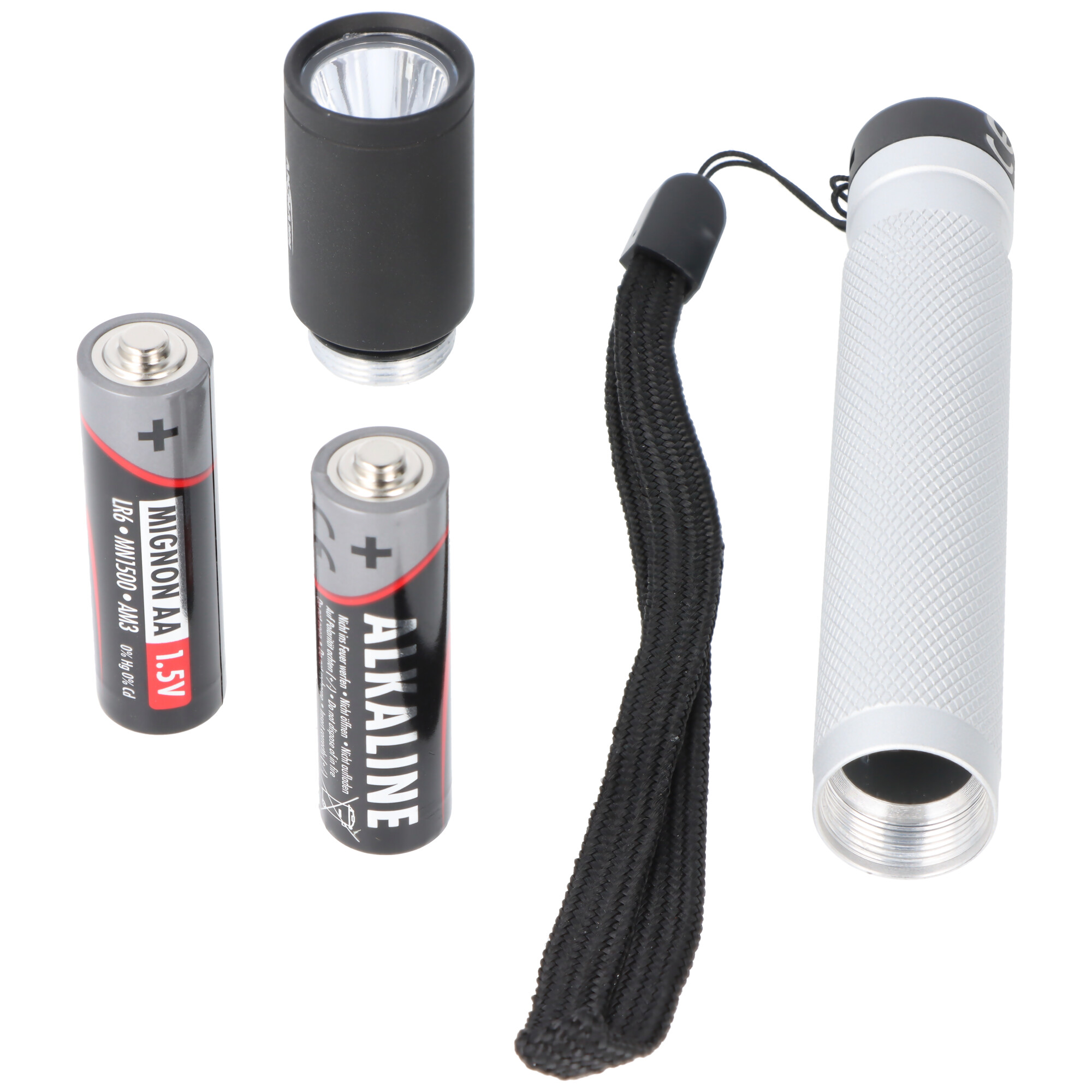 Zerlegte Teile einer silber-schwarzen Taschenlampe mit zwei AA-Alkalibatterien auf weißem Hintergrund.