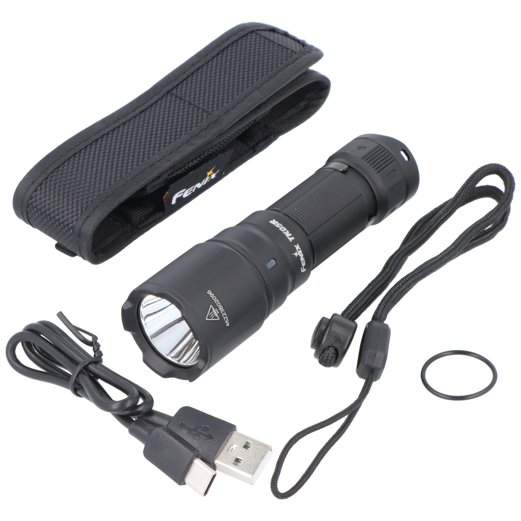 Eine schwarze Fenix Taschenlampe, Holster, Ladekabel, Trageband und O-Ring auf weißem Grund.