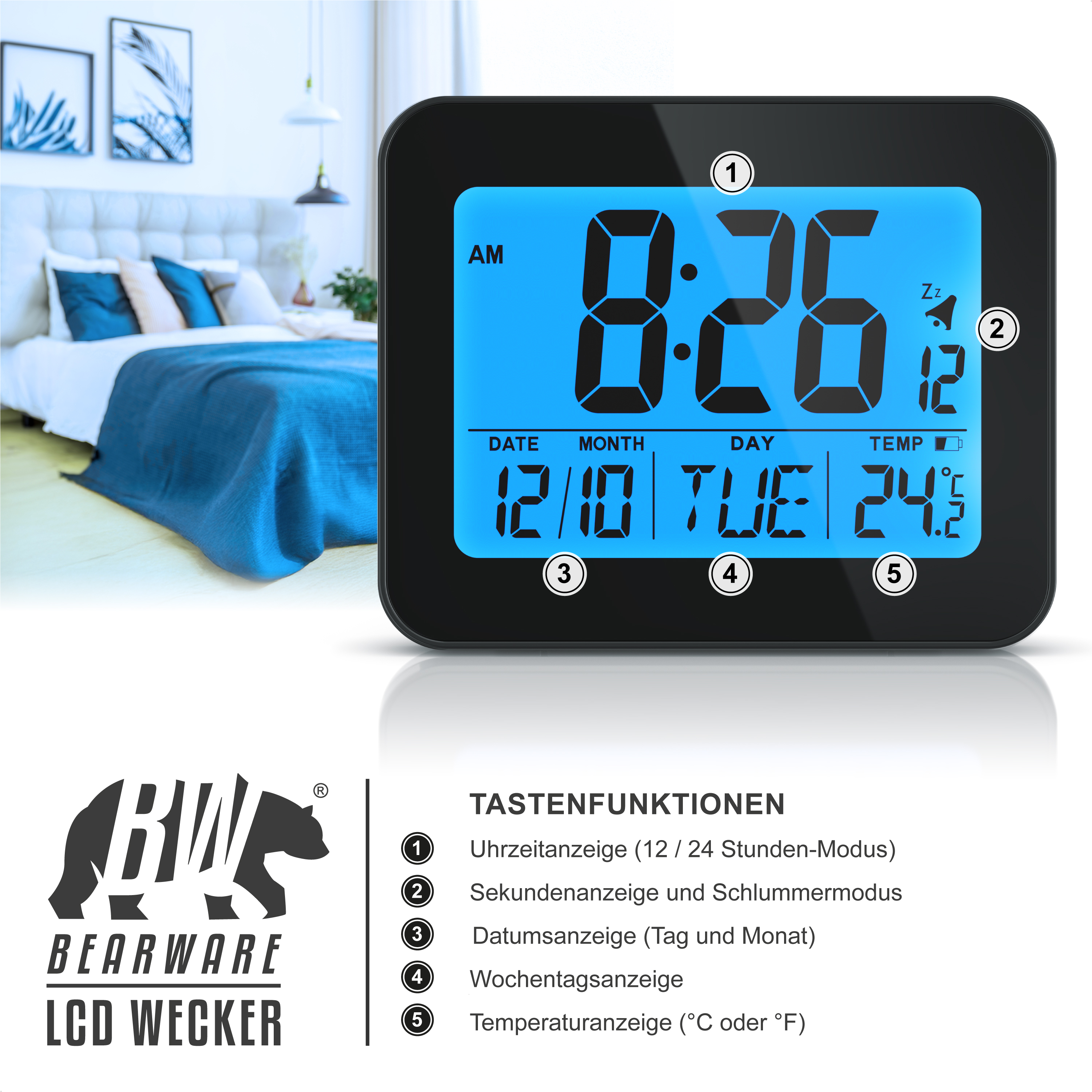 Digitaler Wecker mit blauem LCD-Bildschirm und Tastenfunktionen vor einem Schlafzimmer.