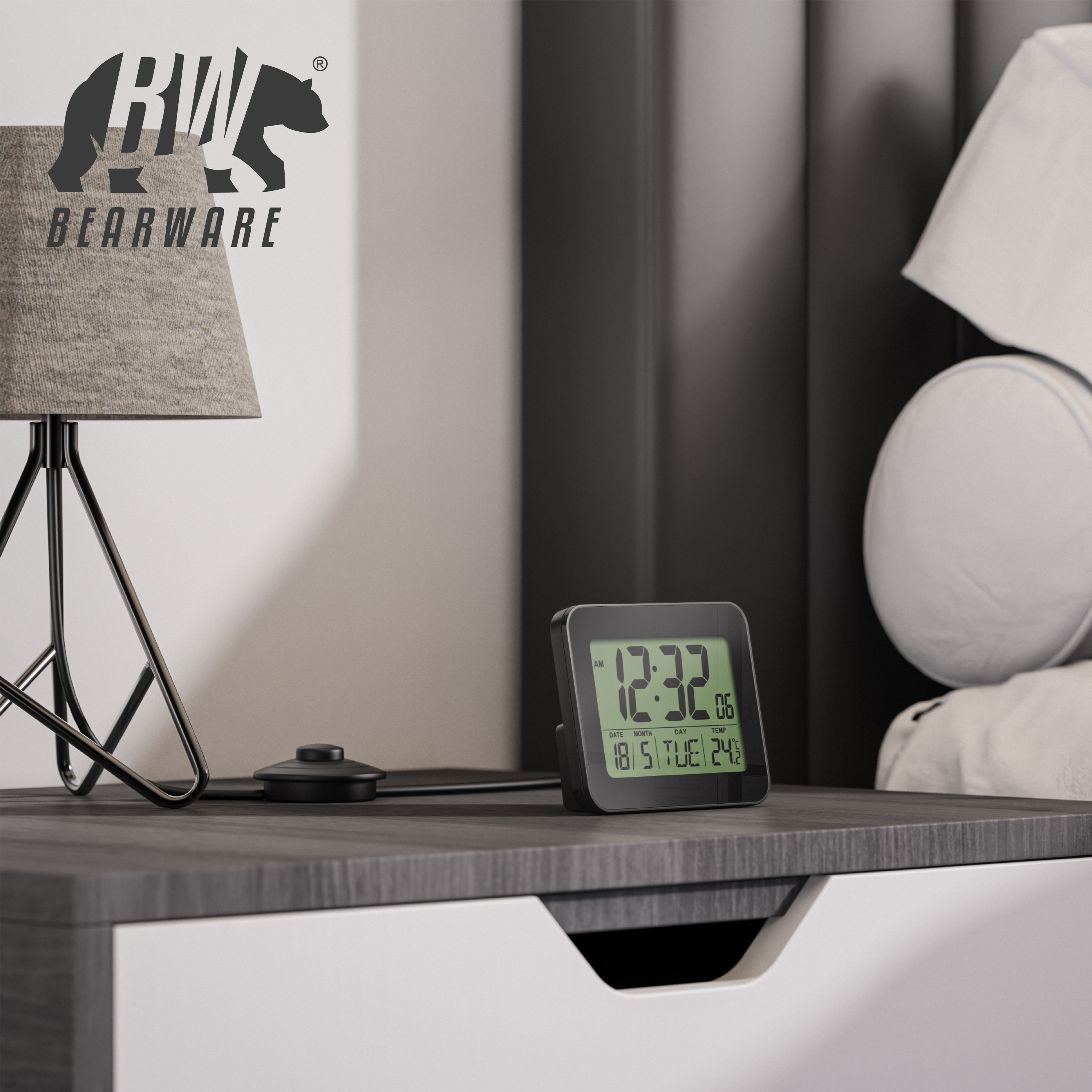Ein digitaler Wecker mit grünem Display steht auf einem Nachttisch neben einer Lampe.