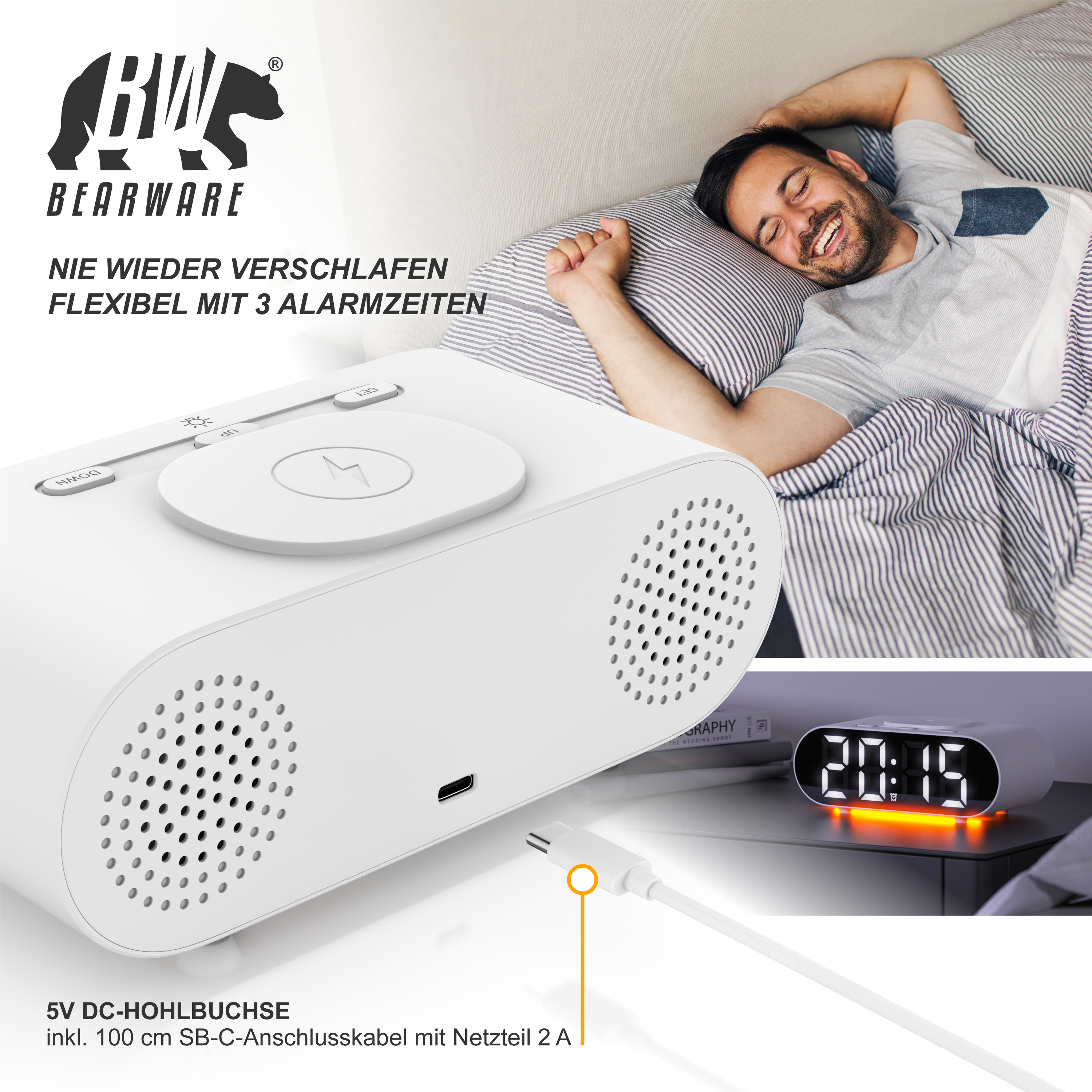 Weisser digitaler Wecker mit USB-C-Kabel, Lautsprechern und schlafendem Mann im Hintergrund.