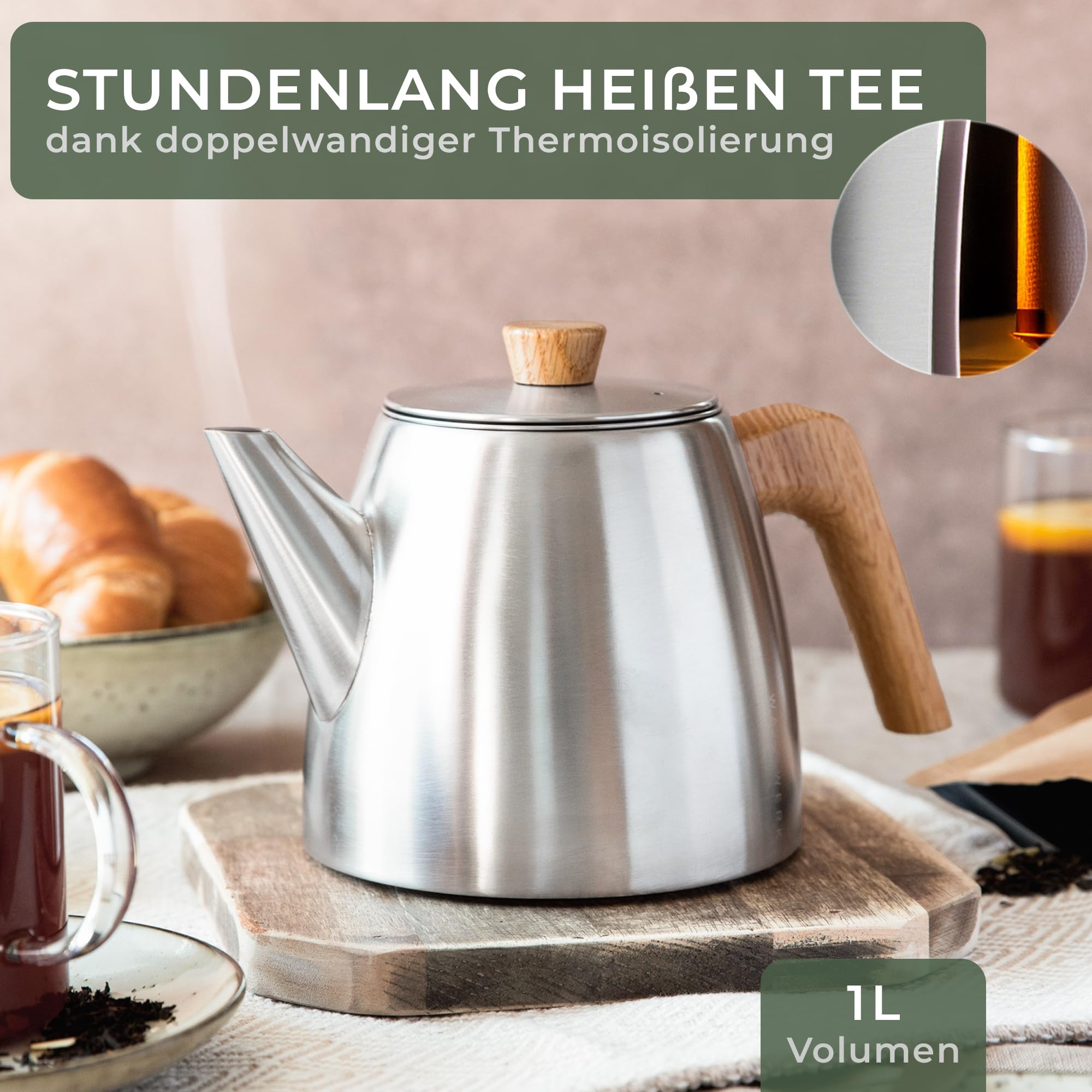 Edelstahl-Teekanne mit Holzgriff auf Holzbrett, mit Text und Detailansicht.