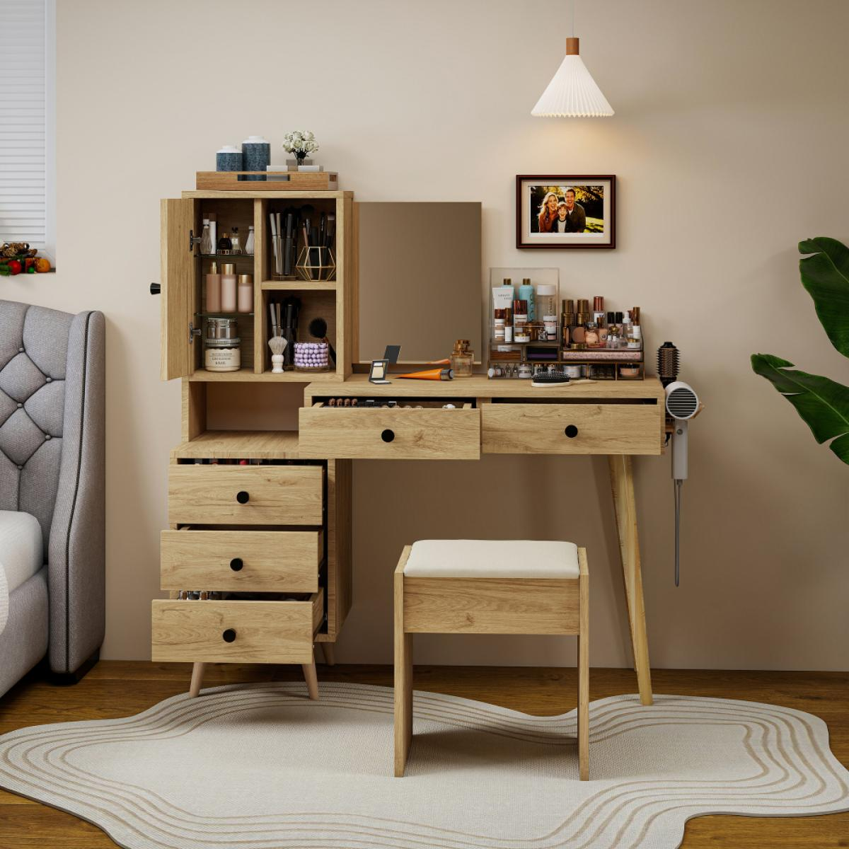Holz-Schminktisch mit offener Tür, Schubladen, Spiegel, Kosmetik und Hocker auf einem Teppich.