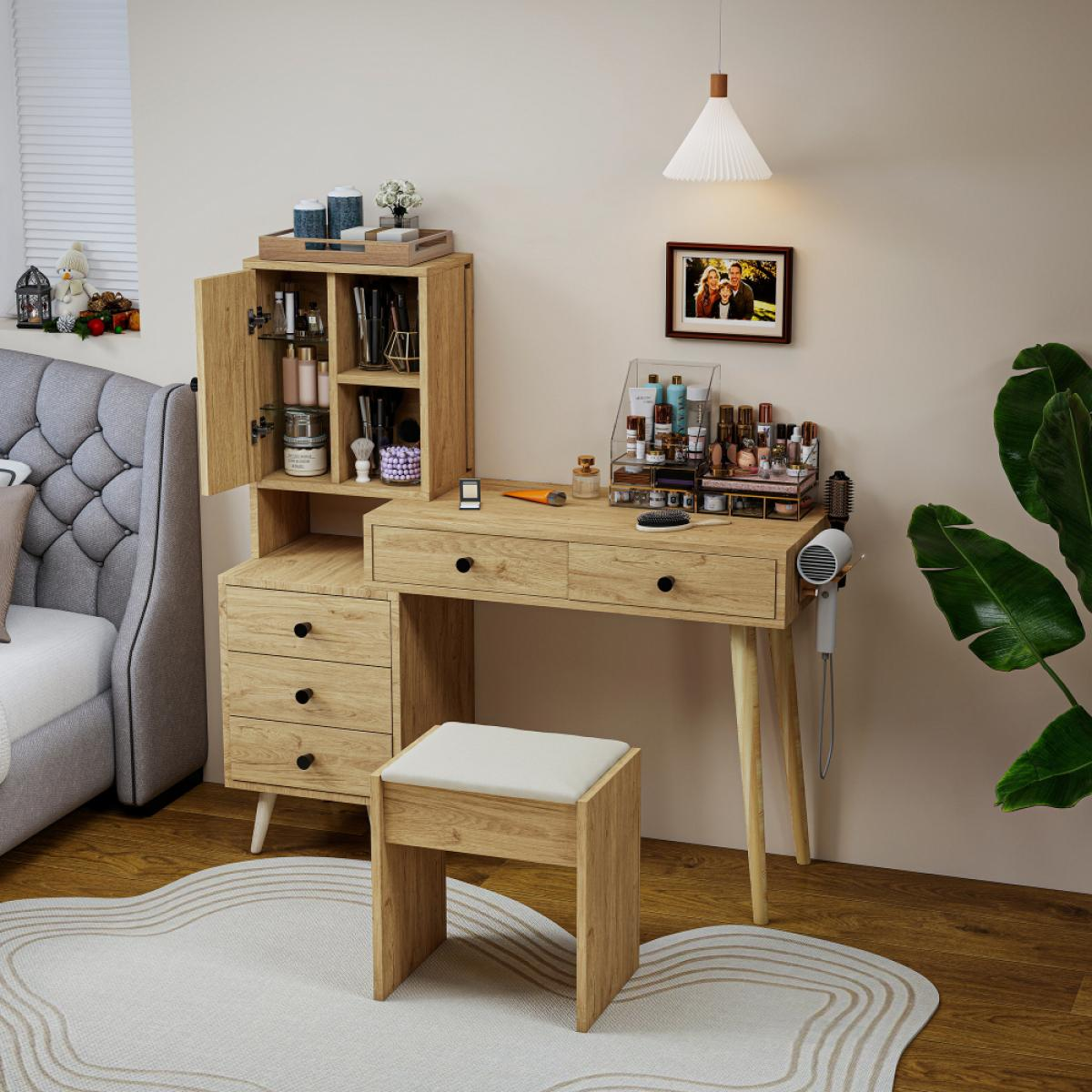 Ein Holztisch mit offenen Schränken, Kosmetik und einem weißen Hocker davor auf einem hellen Teppich in einem Zimmer.