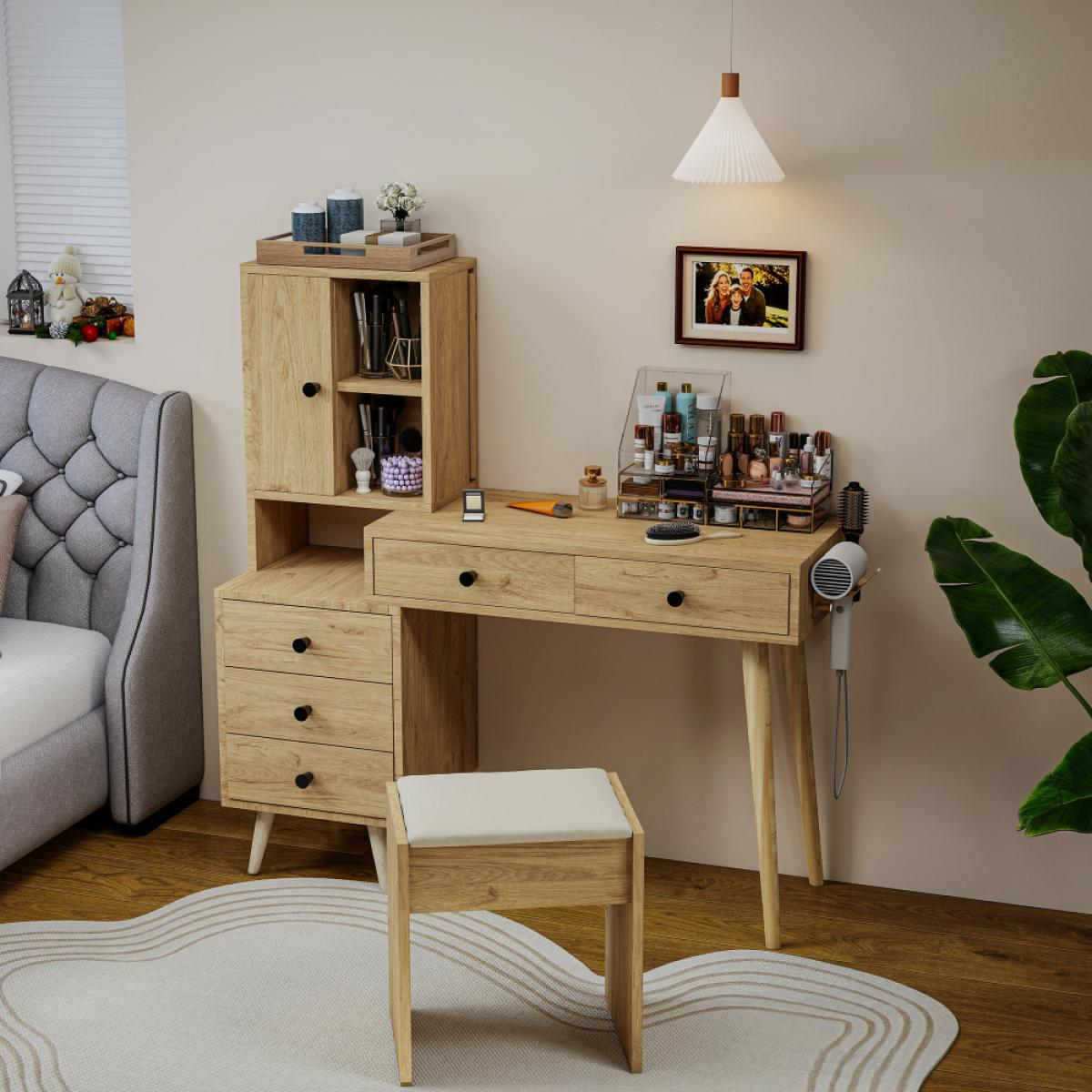 Ein hölzerner Schminktisch mit Hocker, Make-up-Organisatoren, Spiegel und gerahmtem Bild an der Wand.