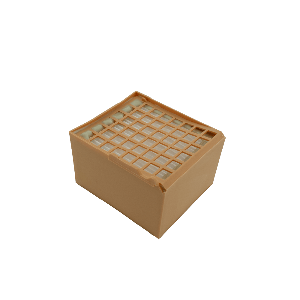 Contenitore di plastica beige con coperchio a griglia che mostra tubi bianchi.