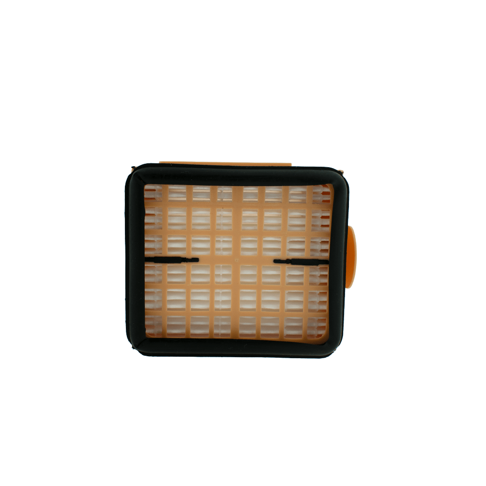 Un filtro aria rettangolare con guarnizione in gomma nera e rete arancione a griglia su sfondo bianco.