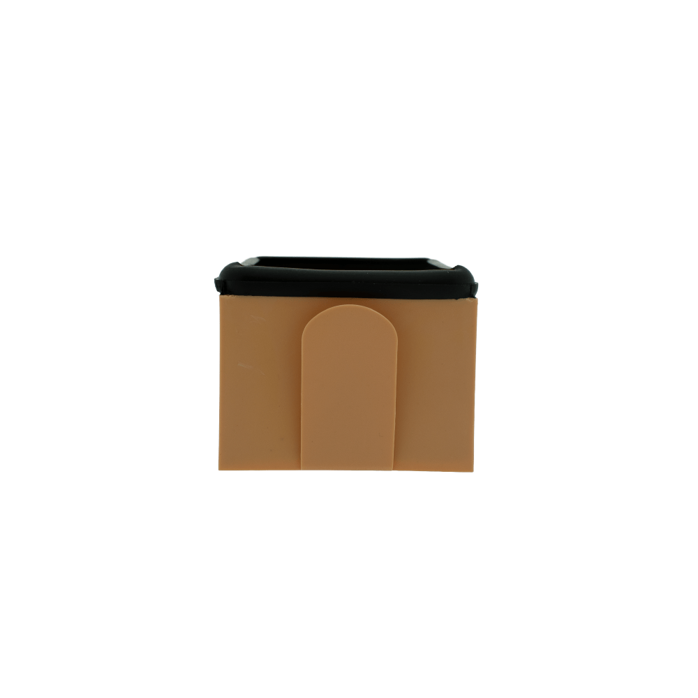 Un piccolo contenitore beige con bordo nero e linguetta arrotondata sul davanti su sfondo bianco.