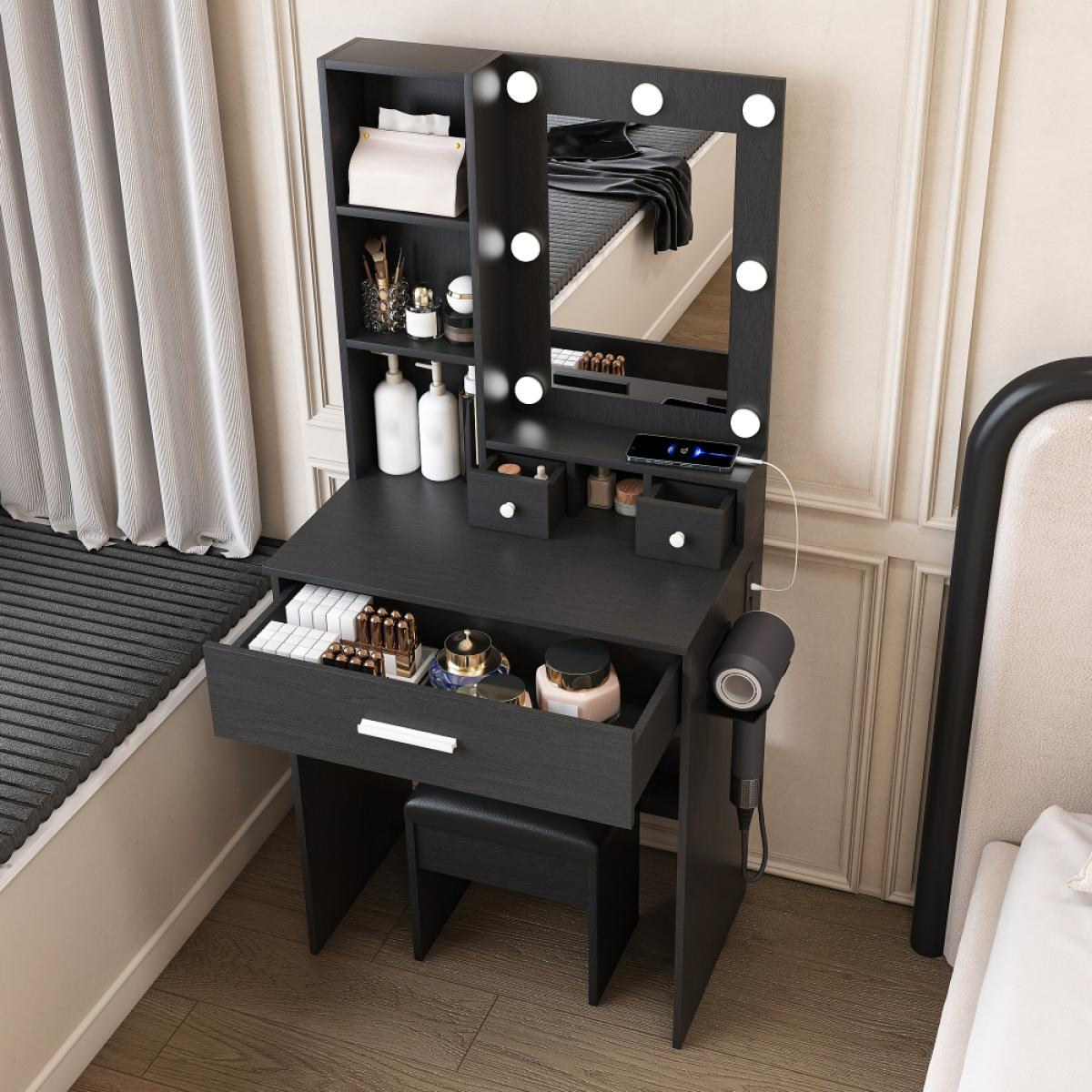 Schwarzer Schminktisch mit beleuchtetem Spiegel, Regalen, Schubladen, Hocker und Föhnhalterung im Schlafzimmer.