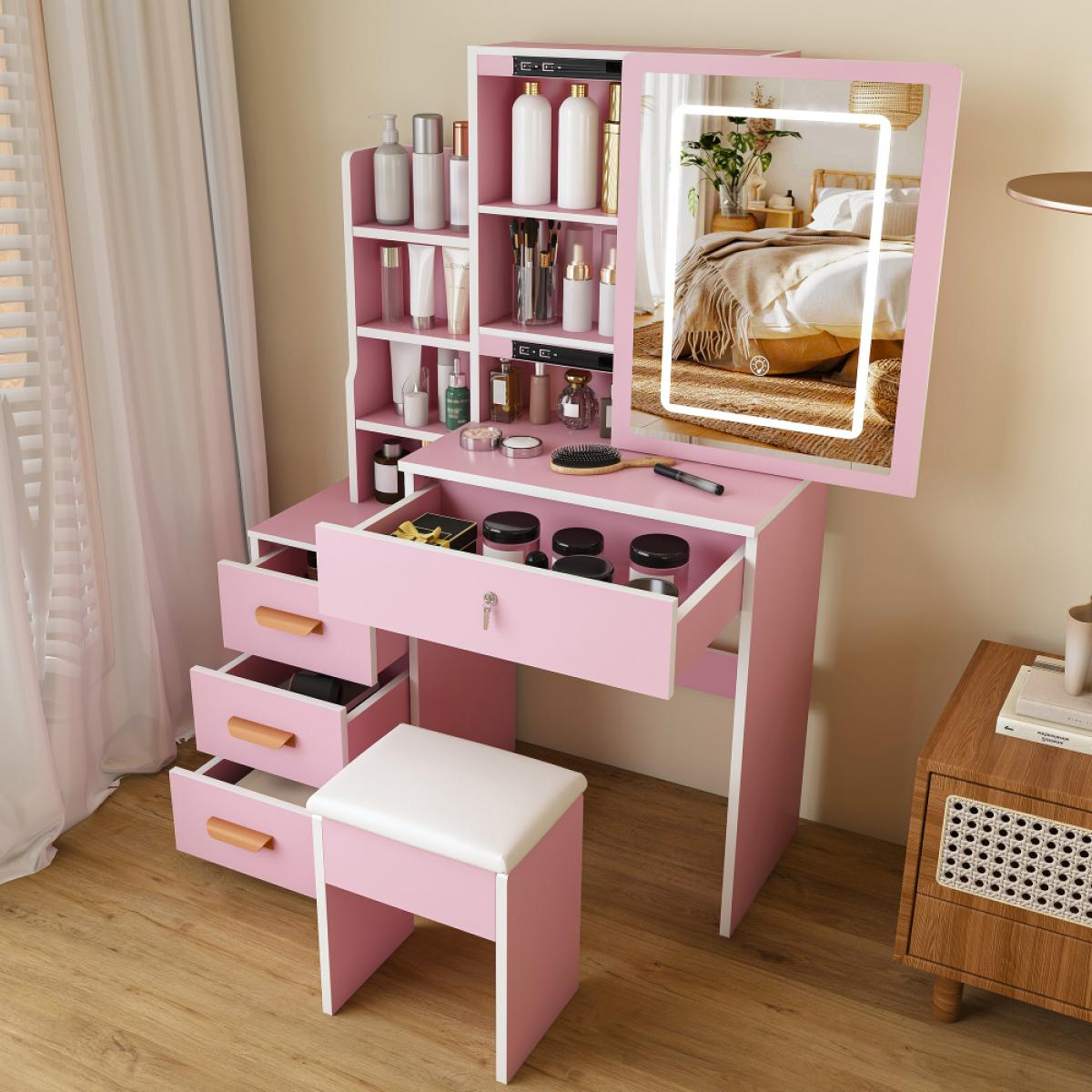 Rosa Schminktisch mit beleuchtetem Spiegel, offenen Regalen, Schubladen und einem passenden Hocker in einem Zimmer.