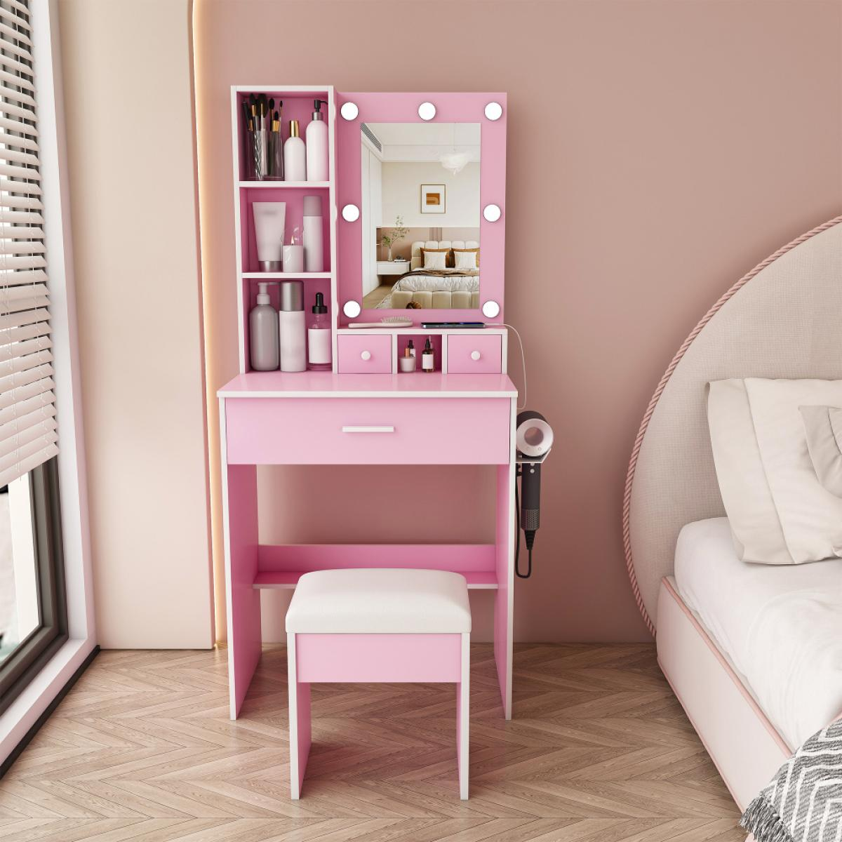 Ein rosafarbener Schminktisch mit beleuchtetem Spiegel, Regalen, Schubladen und einem passenden Hocker in einem Schlafzimmer.