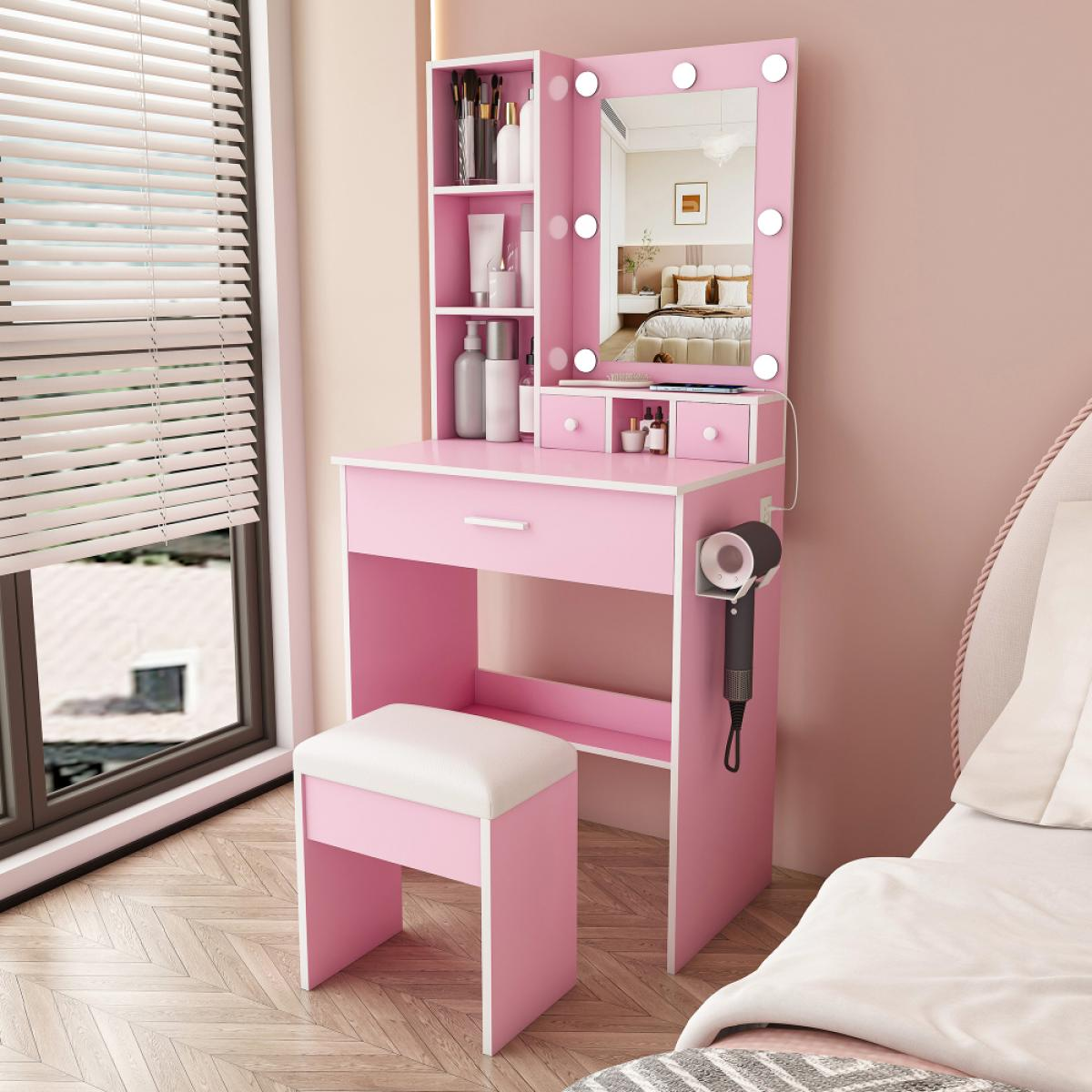 Rosa Schminktisch mit beleuchtetem Spiegel, Regalen, Schubladen und passendem Hocker im Schlafzimmer.
