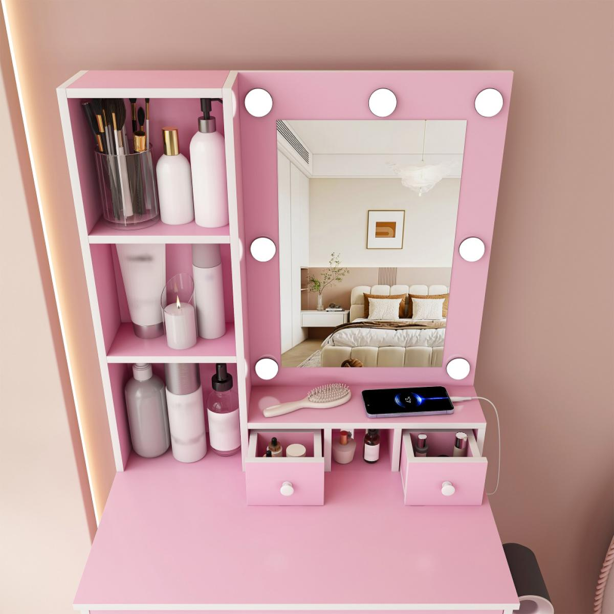Ein rosafarbener Schminktisch mit Beleuchtung, Fächern für Kosmetik und einem Spiegel, der ein Schlafzimmer zeigt.