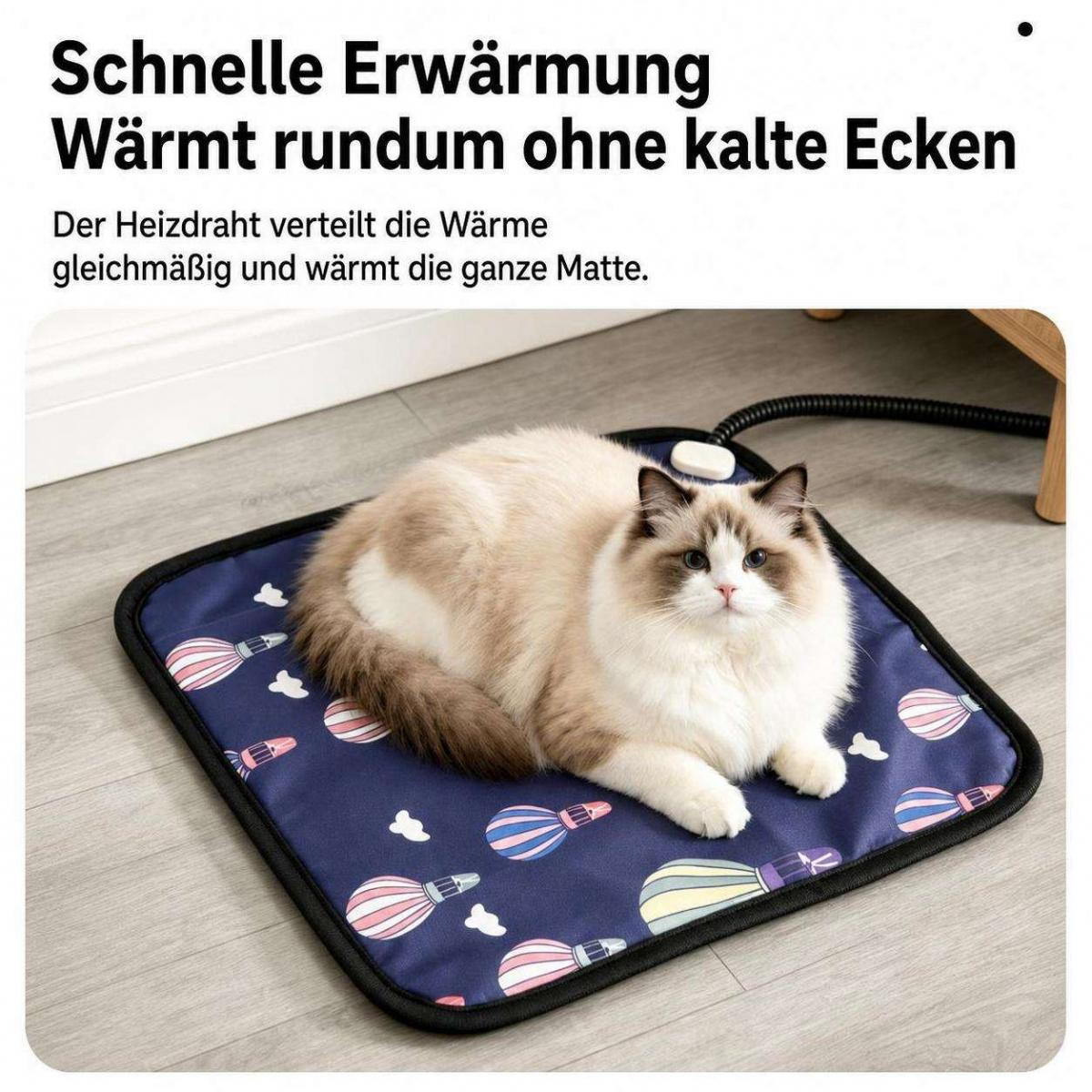 Eine flauschige Katze liegt gemütlich auf einer blauen Matte mit Heißluftballonmuster und German Text oben.