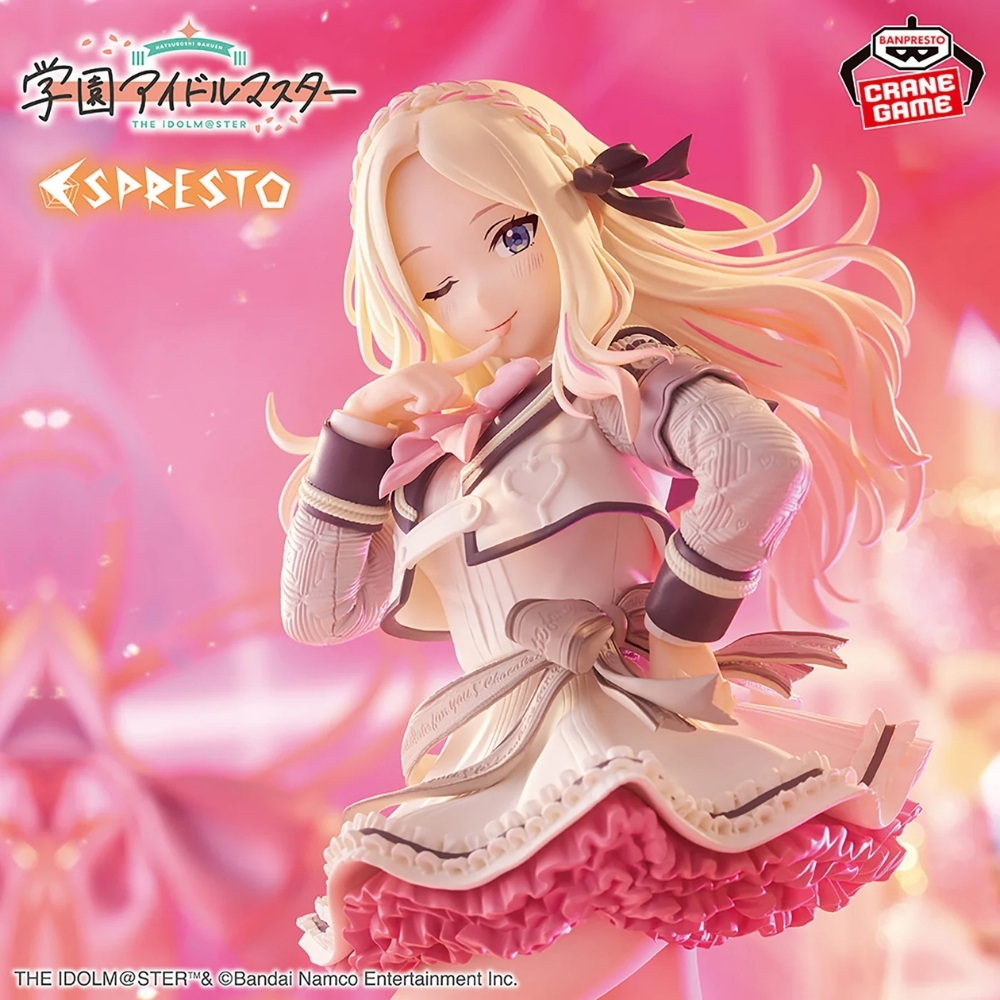 Figura anime con capelli biondi, che fa l'occhiolino, in uniforme bianca con volant rosa.