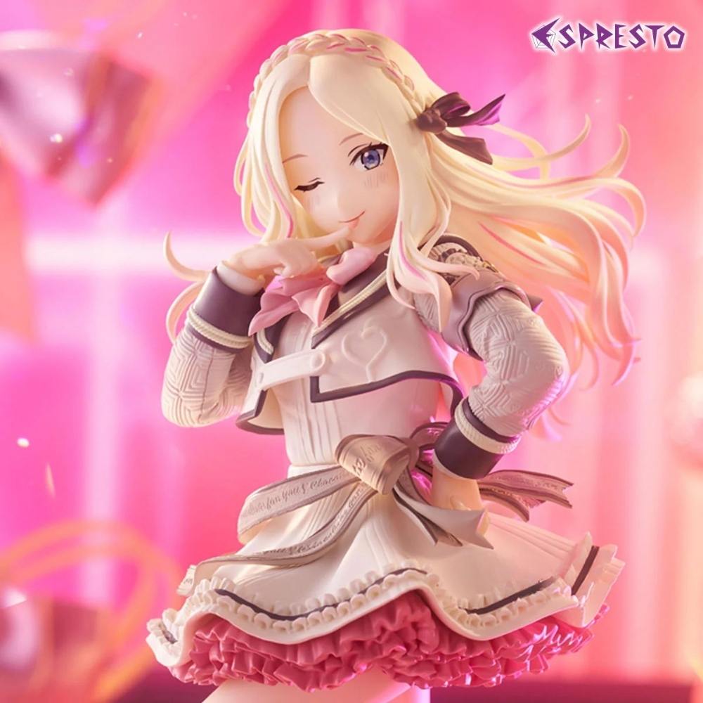 Figura anime con capelli biondi, vestito bianco e gonna rosa in posa su sfondo rosa.
