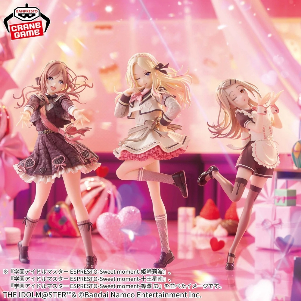 Tre figure anime in abiti carini posano davanti a uno sfondo rosa e scintillante.