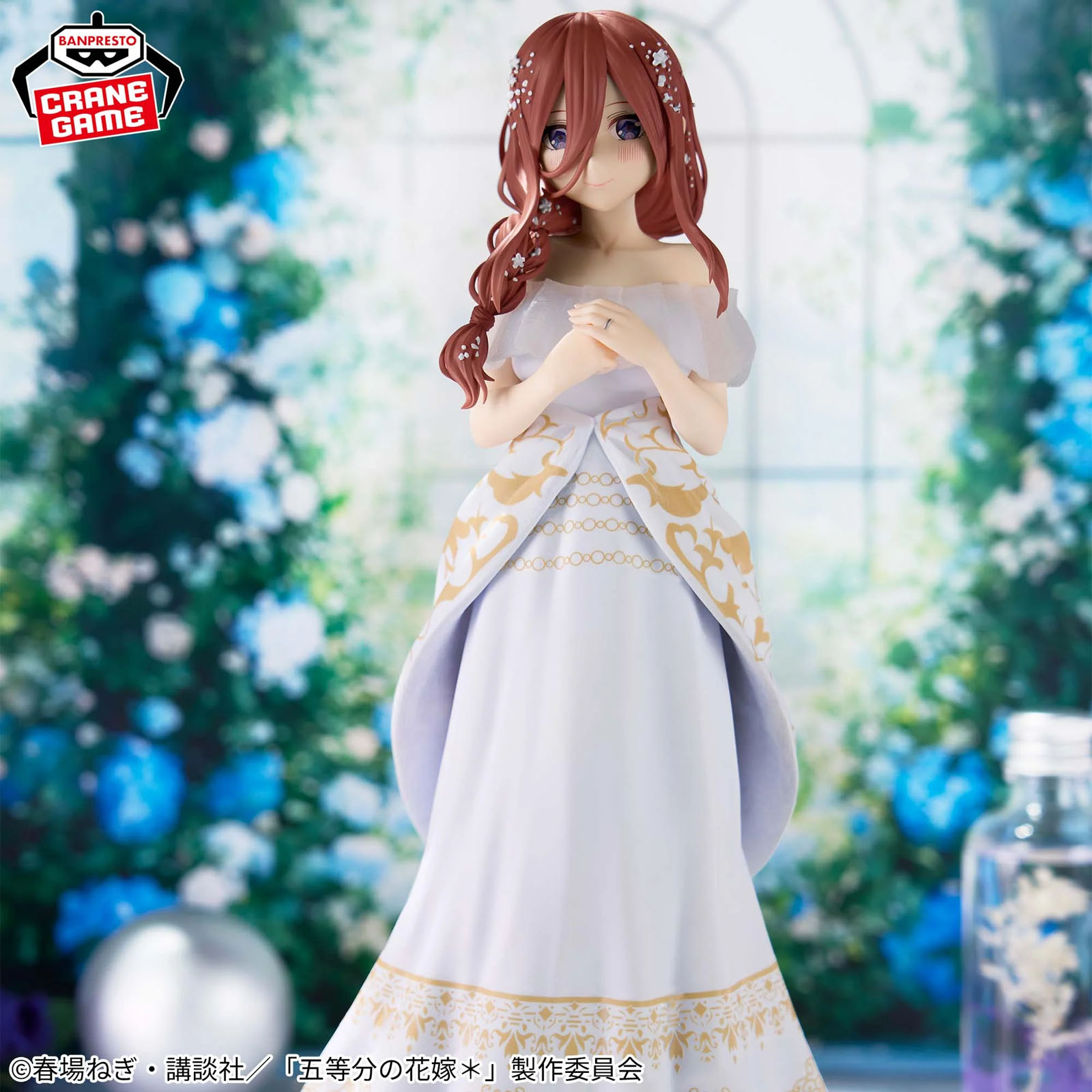 Anime-Figur mit rötlichen Haaren in einem weißen und goldenen Kleid vor blumigem Hintergrund.