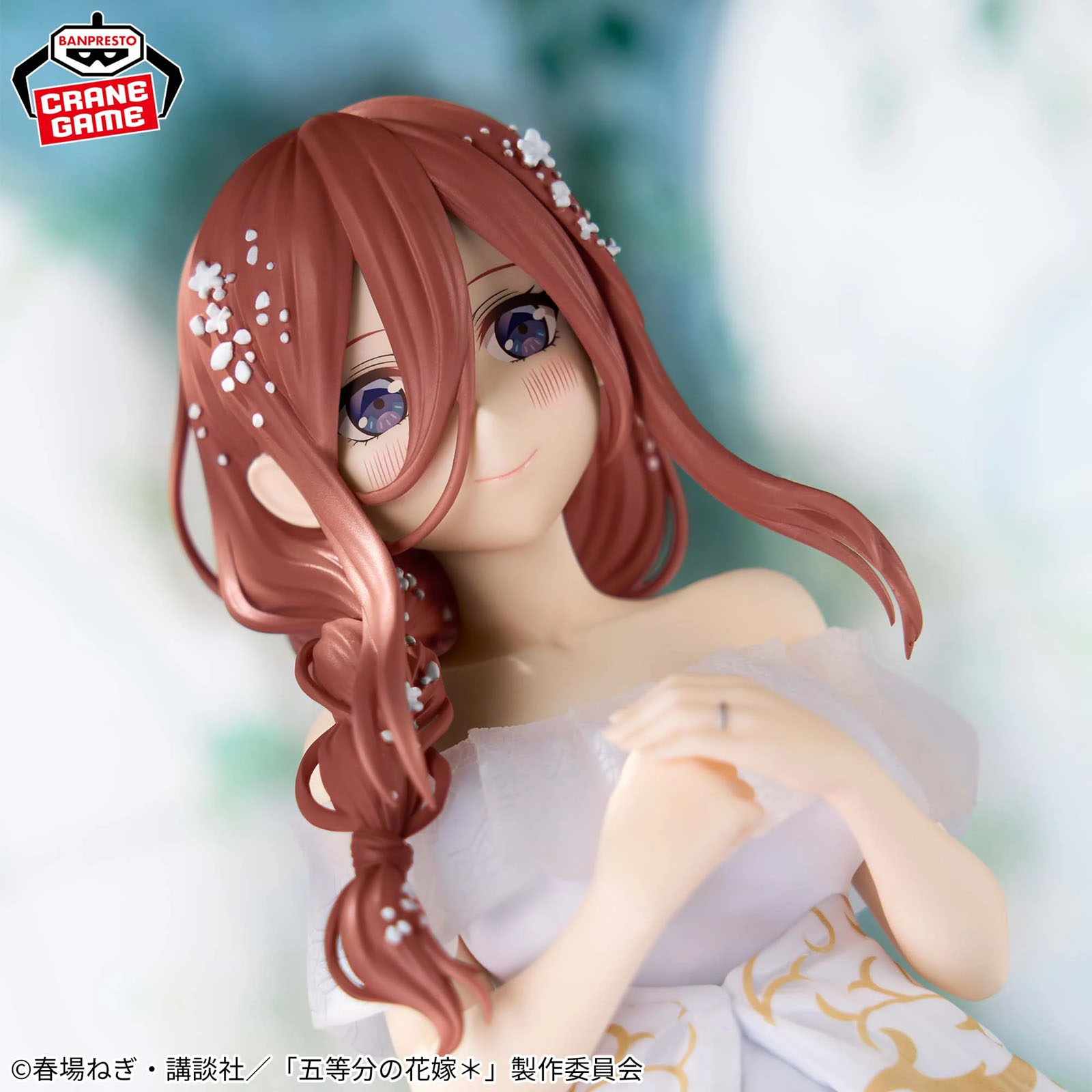 Nahaufnahme einer Anime-Figur mit rotbraunem Haar und weißem Kleid, die vor verschwommenem Hintergrund sanft lächelt.